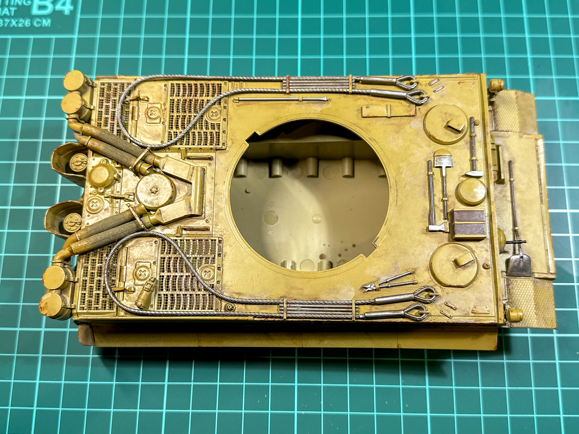 「GE-51 赤サビ」を描き込んだ車体。古ぼけた雰囲気が出てきました。