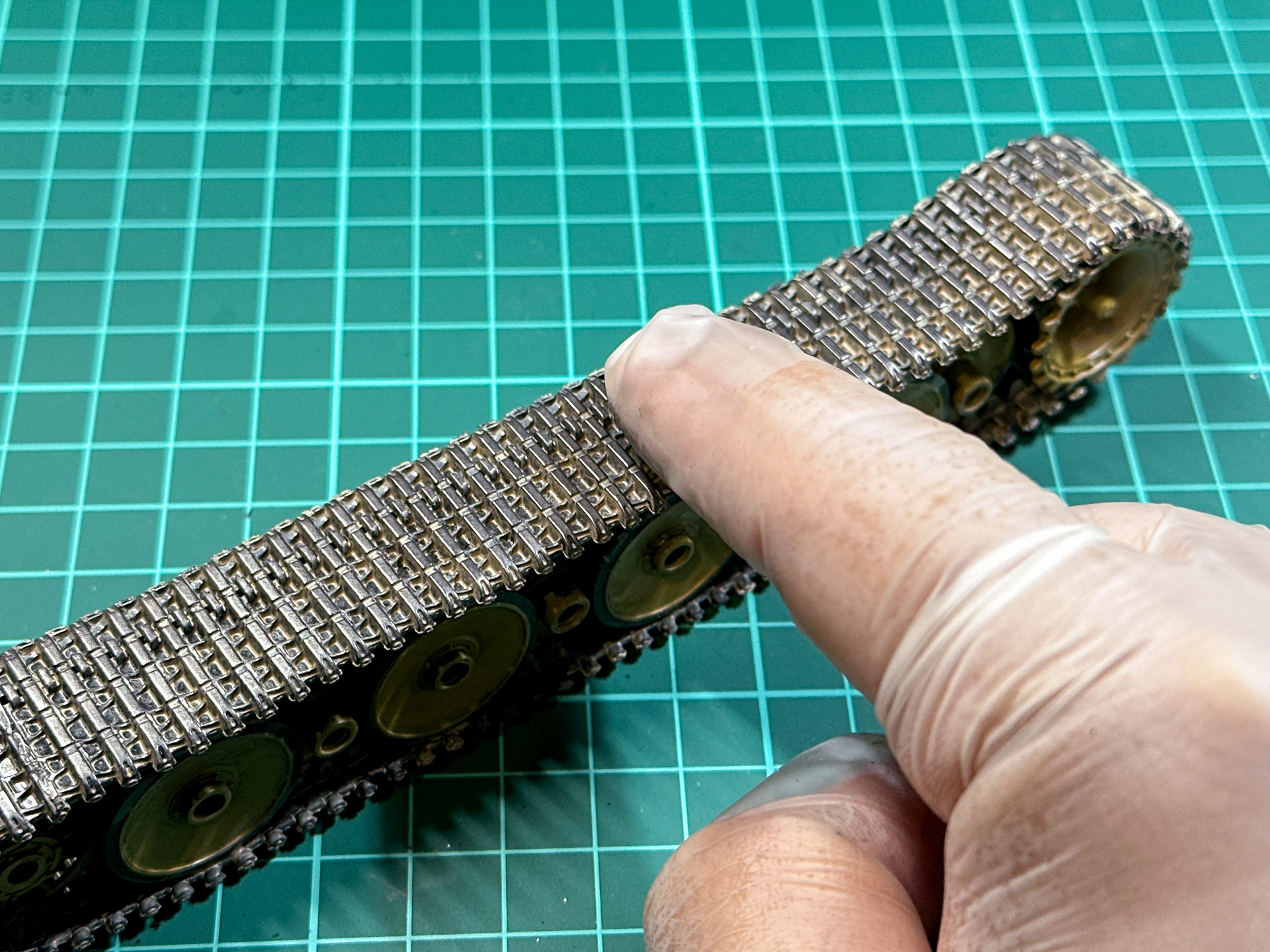 黒鉛の粉を指で塗広げていきます。この際には手袋を使用することをオススメします。