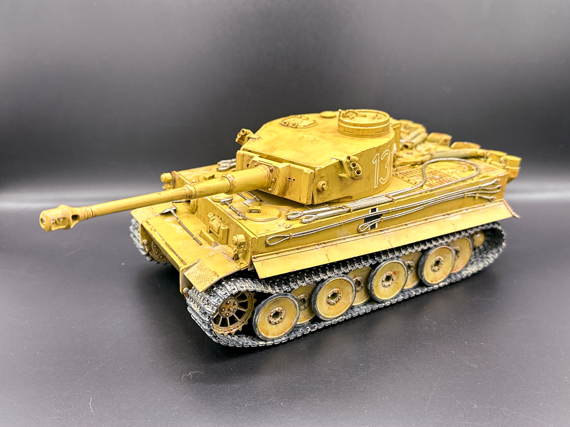 少し砲塔を回転させ、斜めから撮影してみました。第2次大戦中の名機だけあってプラモデルでありながら威圧感があります。