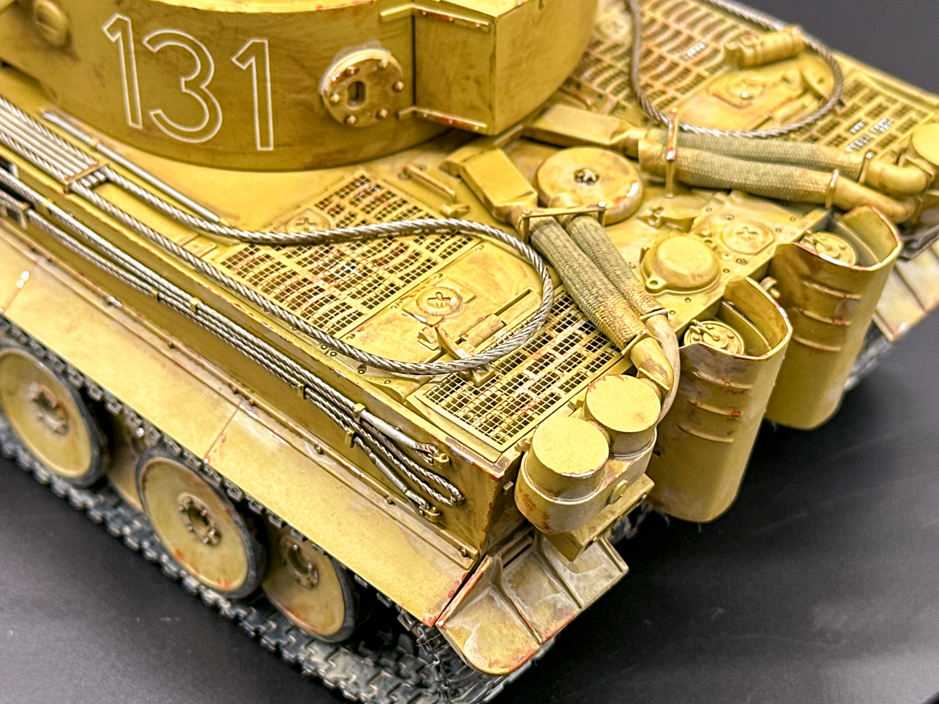 背面メッシュのアップ。プラスチックでは再現できない細さのパーツですが、金属製エッチングパーツならではの質感となりました。