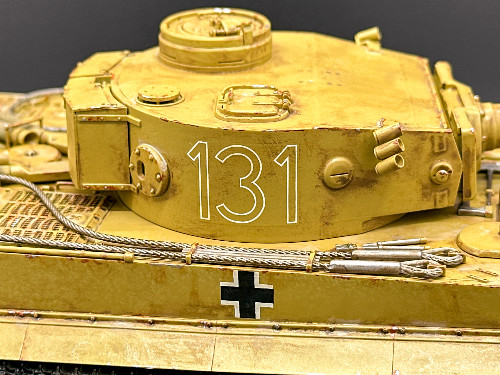 側面デカールのアップ。光沢クリアーを一層入れることにより、シルバリングすることなく貼ることができました。