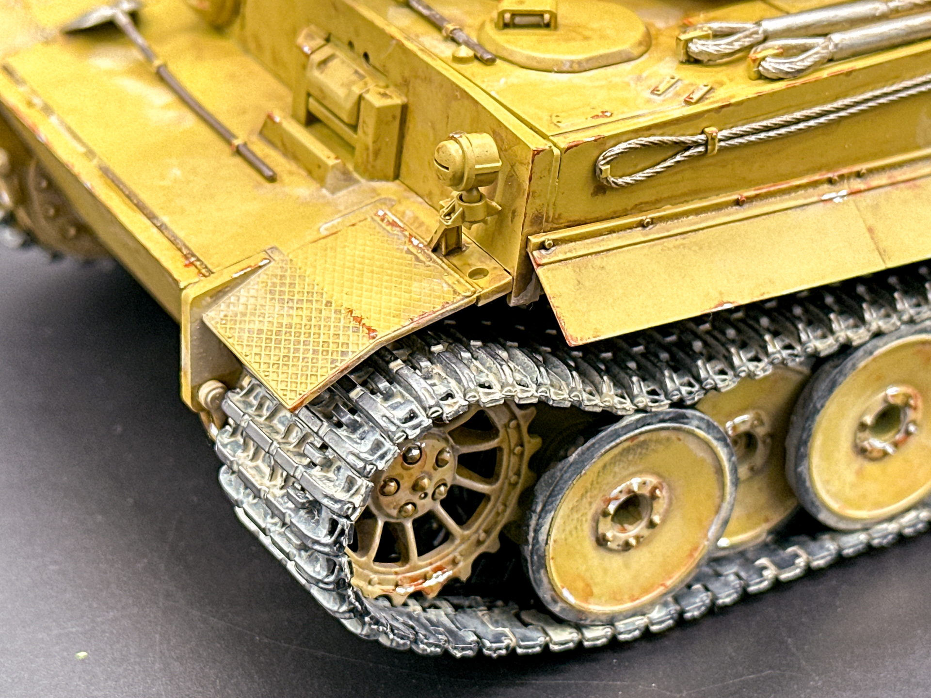 履帯のアップ。隙間にたまった「GE-55 埃（ほこり）」がリアルさを向上させています。