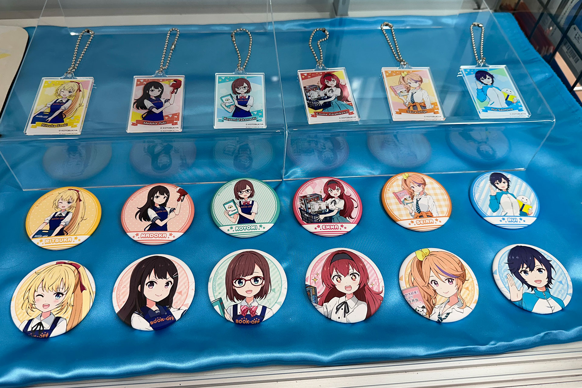 写真上が「アクリルキーホルダーコレクション」で下が「缶バッジコレクション」