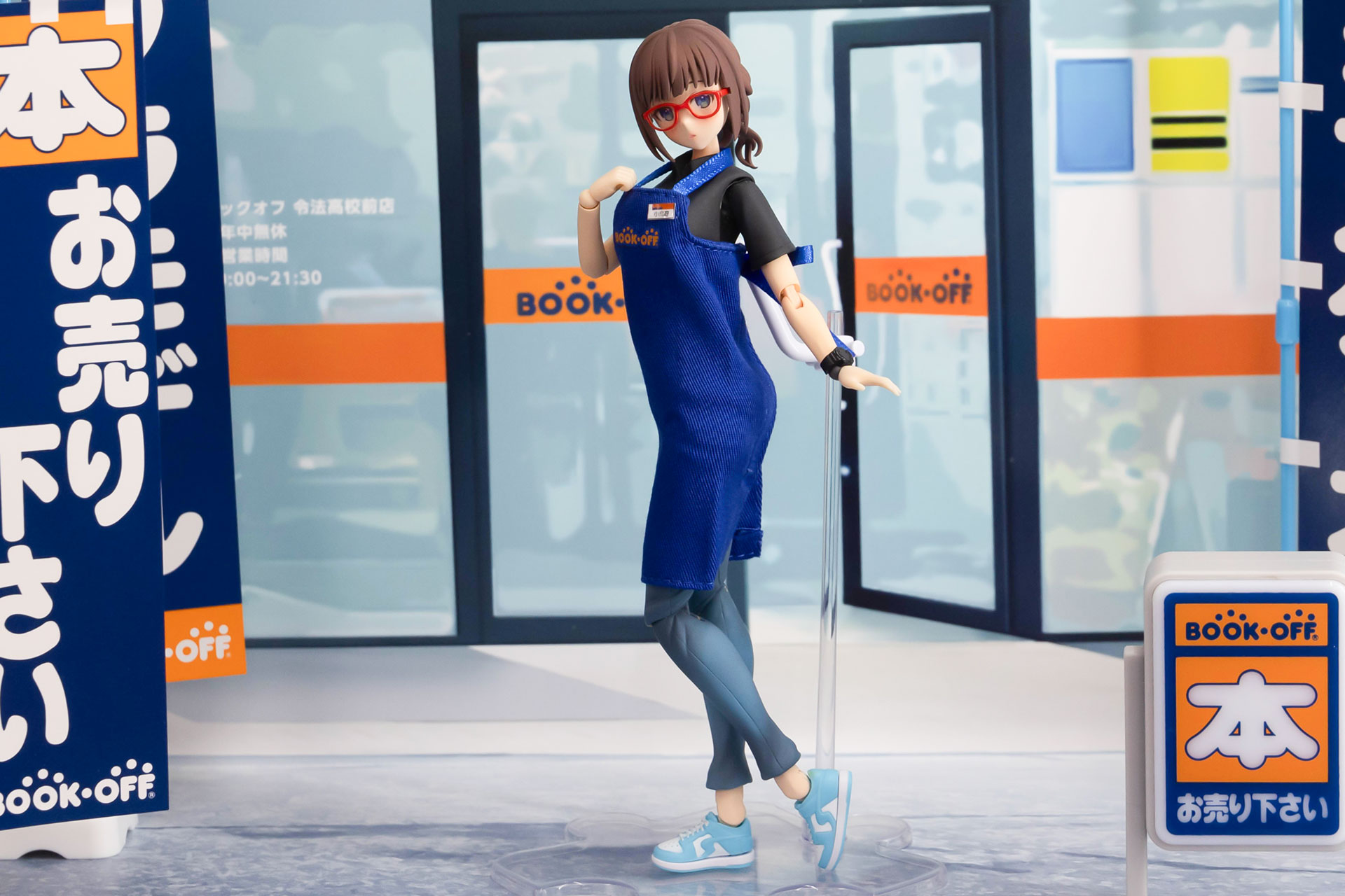 エプロンを身に付けるだけでBOOKOFFの店員に早変わり！？