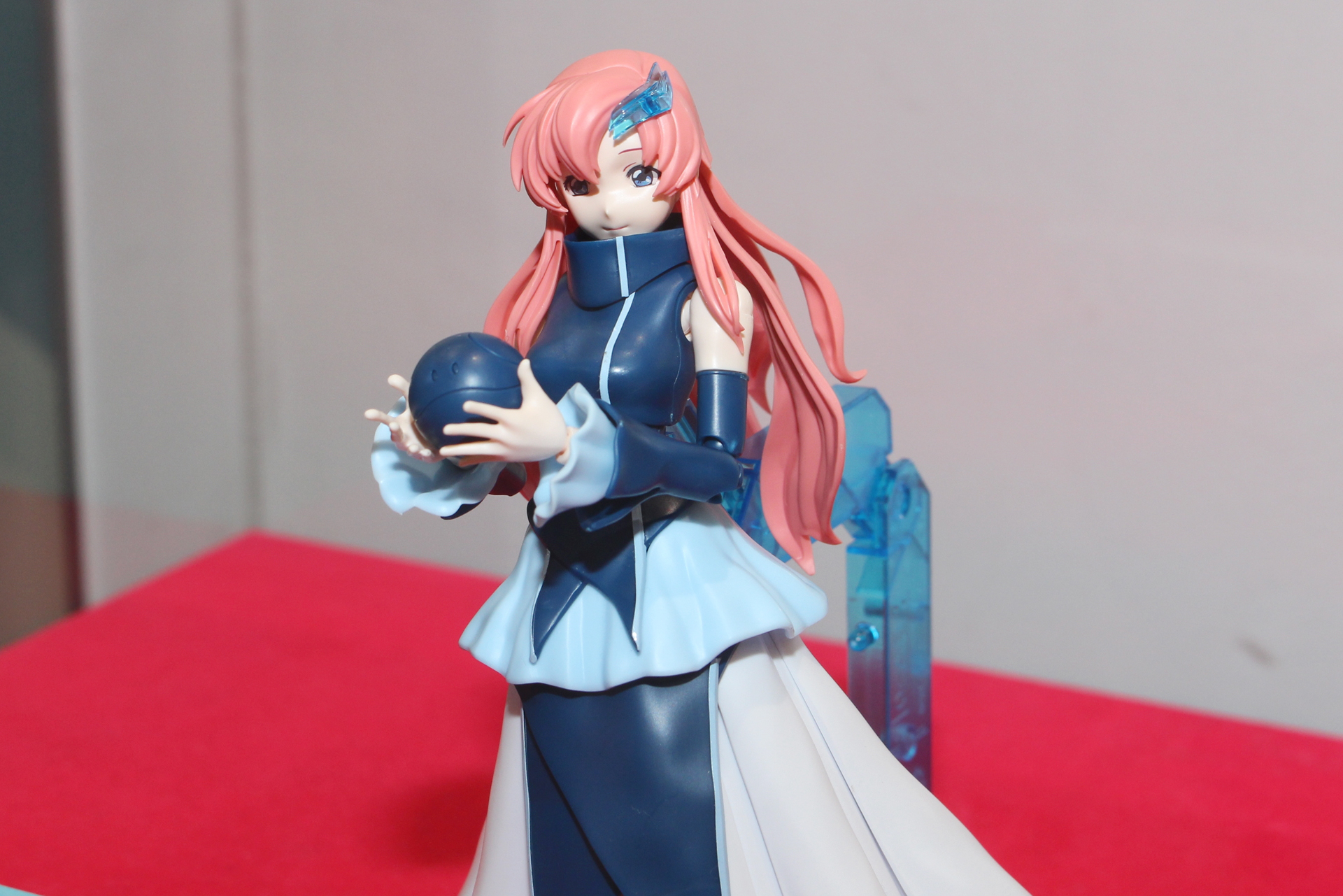 ガンダムベースカラーのドレスをまとったラクス。フェイスパーツは3種類で、笑顔と困り顔は水転写デカールで視線を選択できる仕様だ