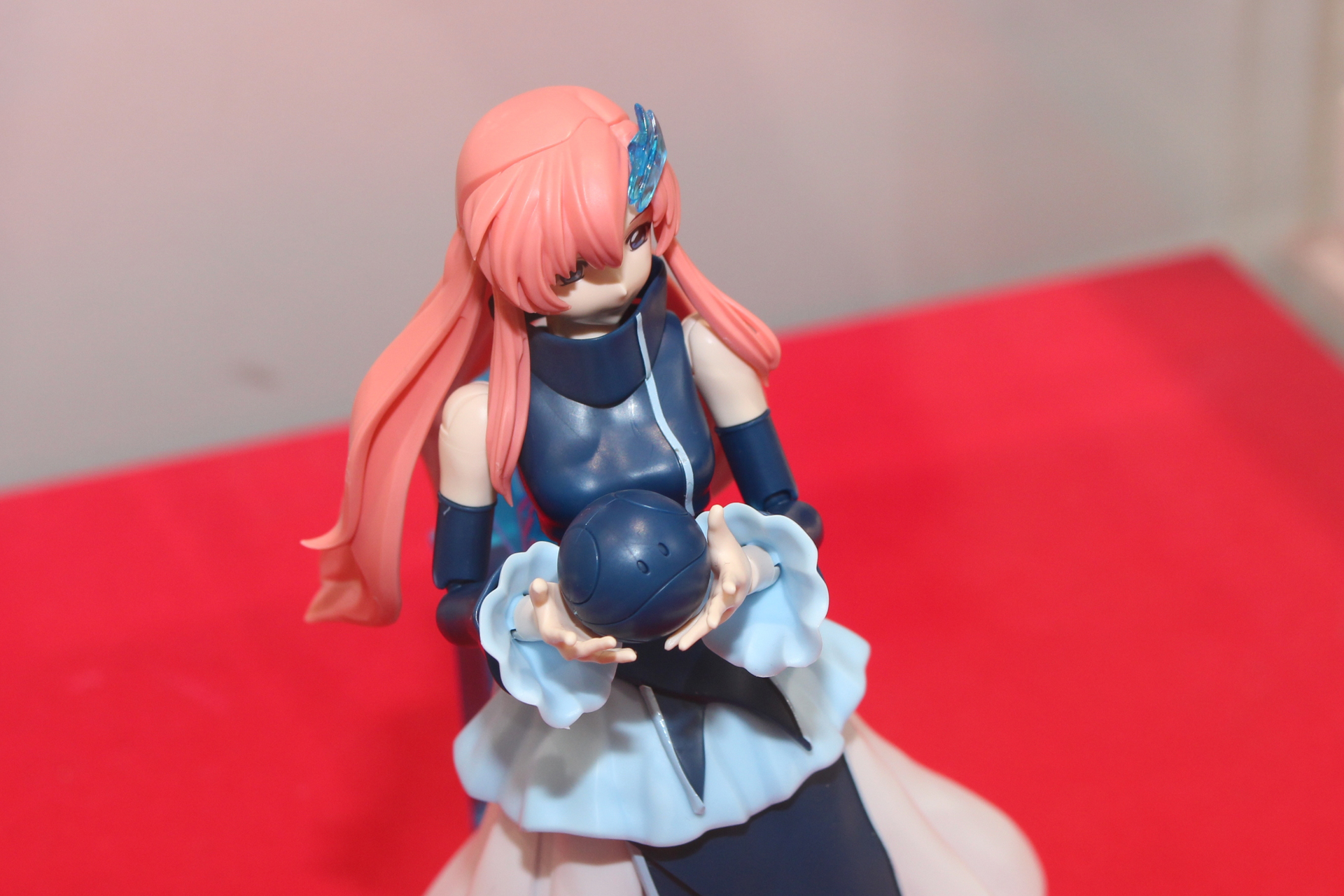 ハロもドレスのカラーに合わせたネイビーちゃんに