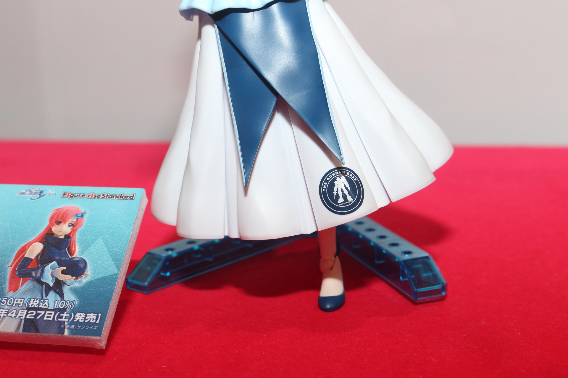 スカートのガンダムベースのマークはシールで再現