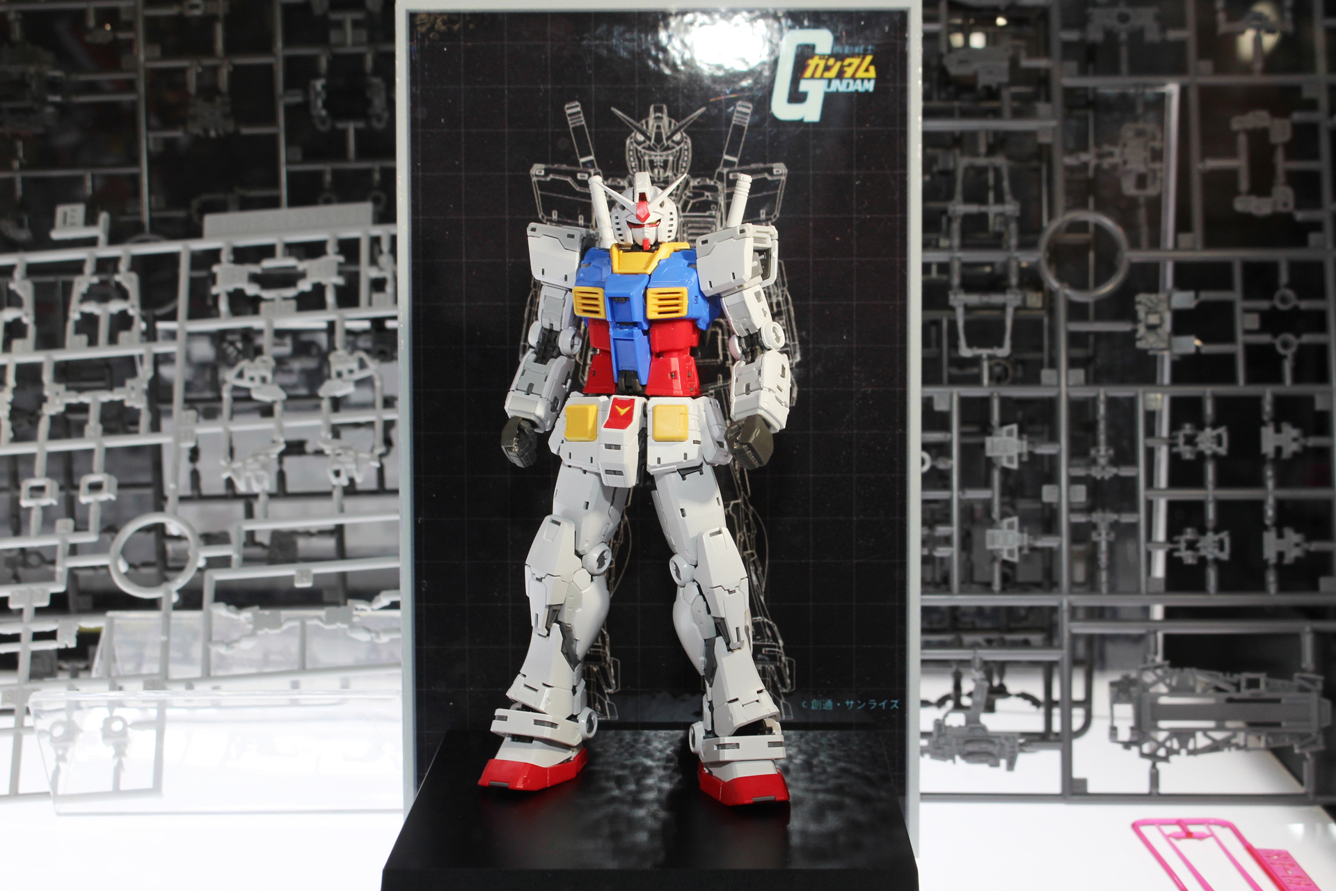 「RG 1/144 RX-78-2 ガンダム Ver.2.0」。8月発売予定。価格は3,850円