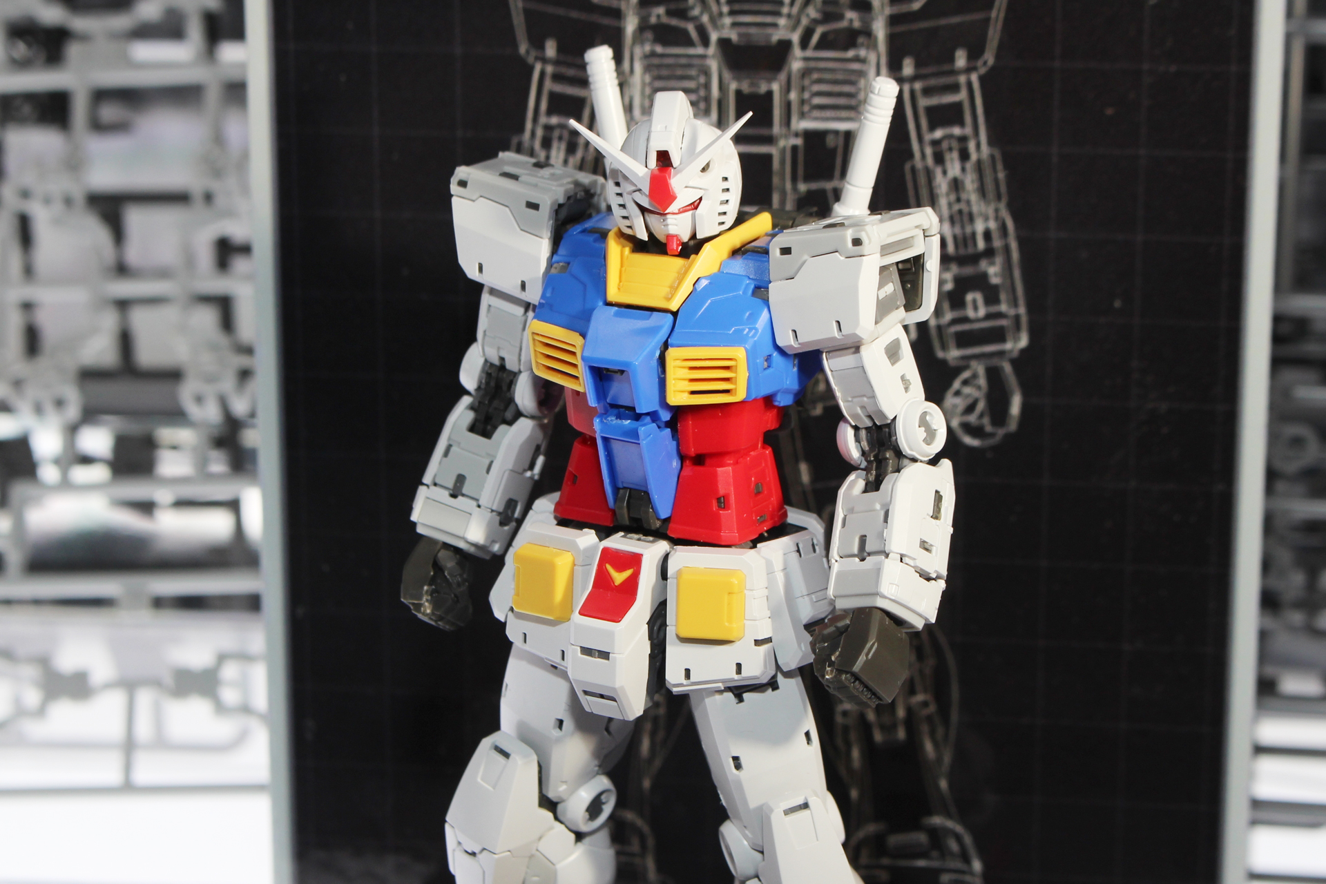 写真では見えないが、セミモノコック構造を再現したフレームで設計されている