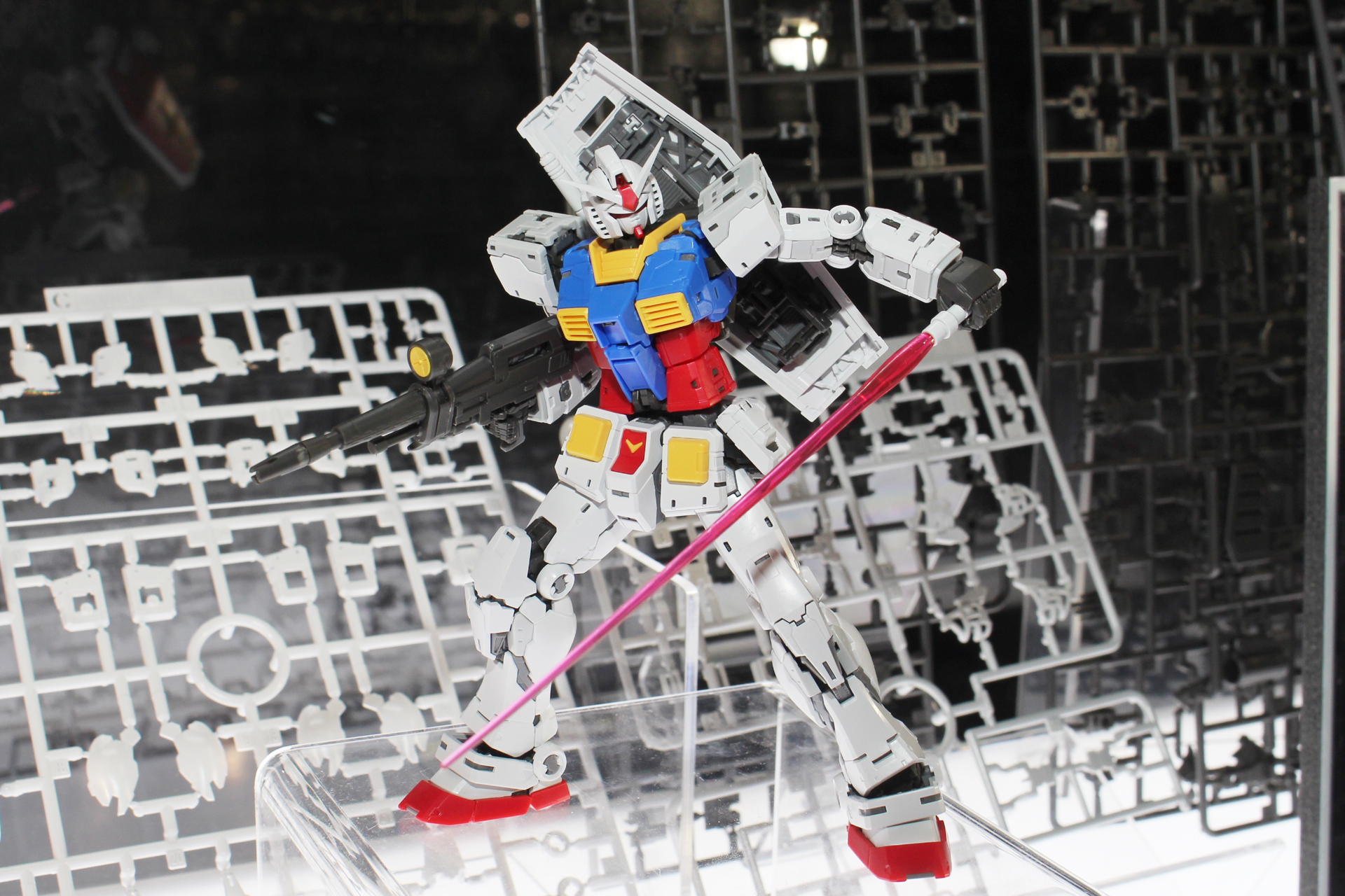 可動軸の再解釈により、新たな関節構造を採用。関節に見える部分がきちんと曲がるという設計になっている