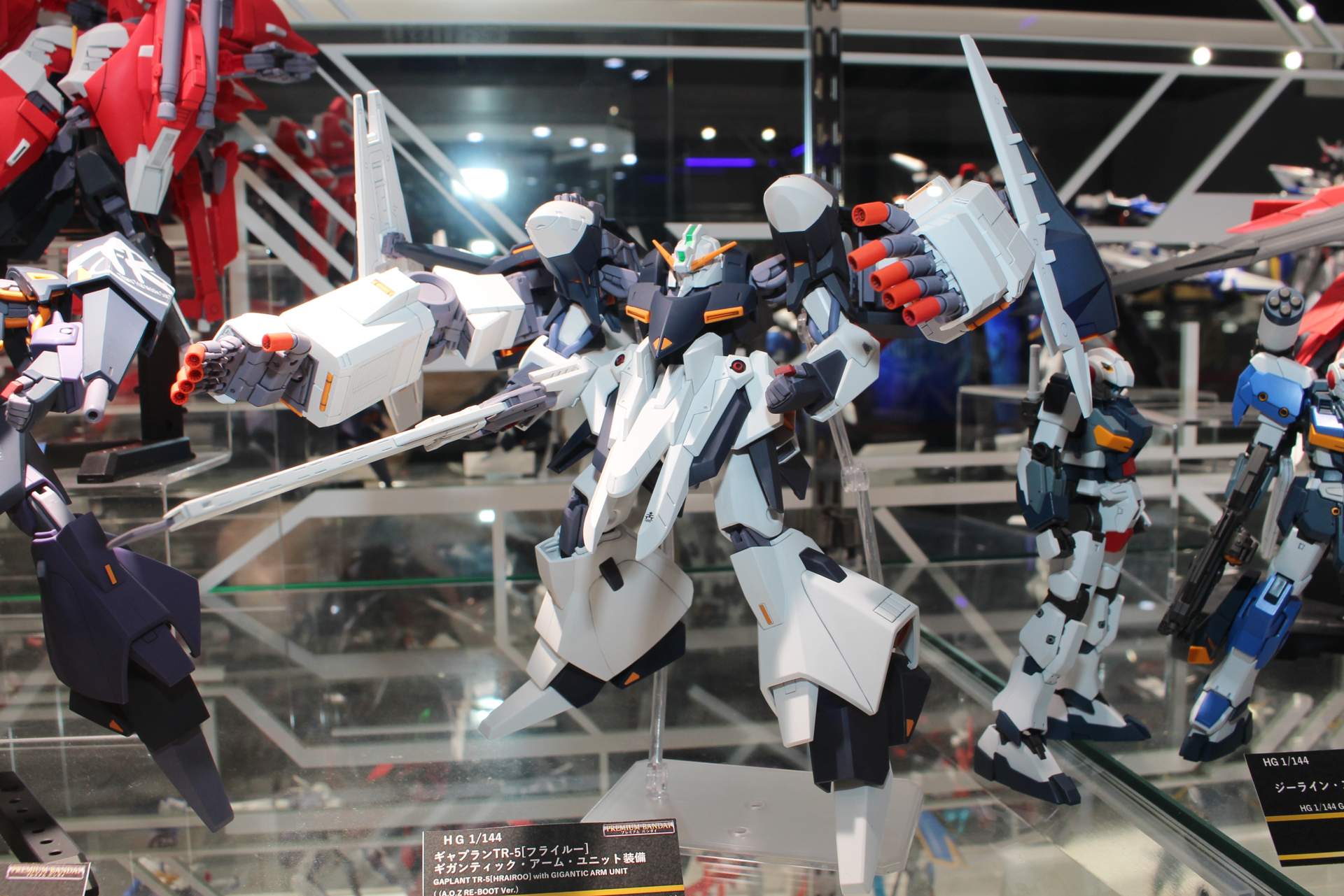 肩口から伸びた巨大なアームにより、ギャプランの印象はかなり薄れている