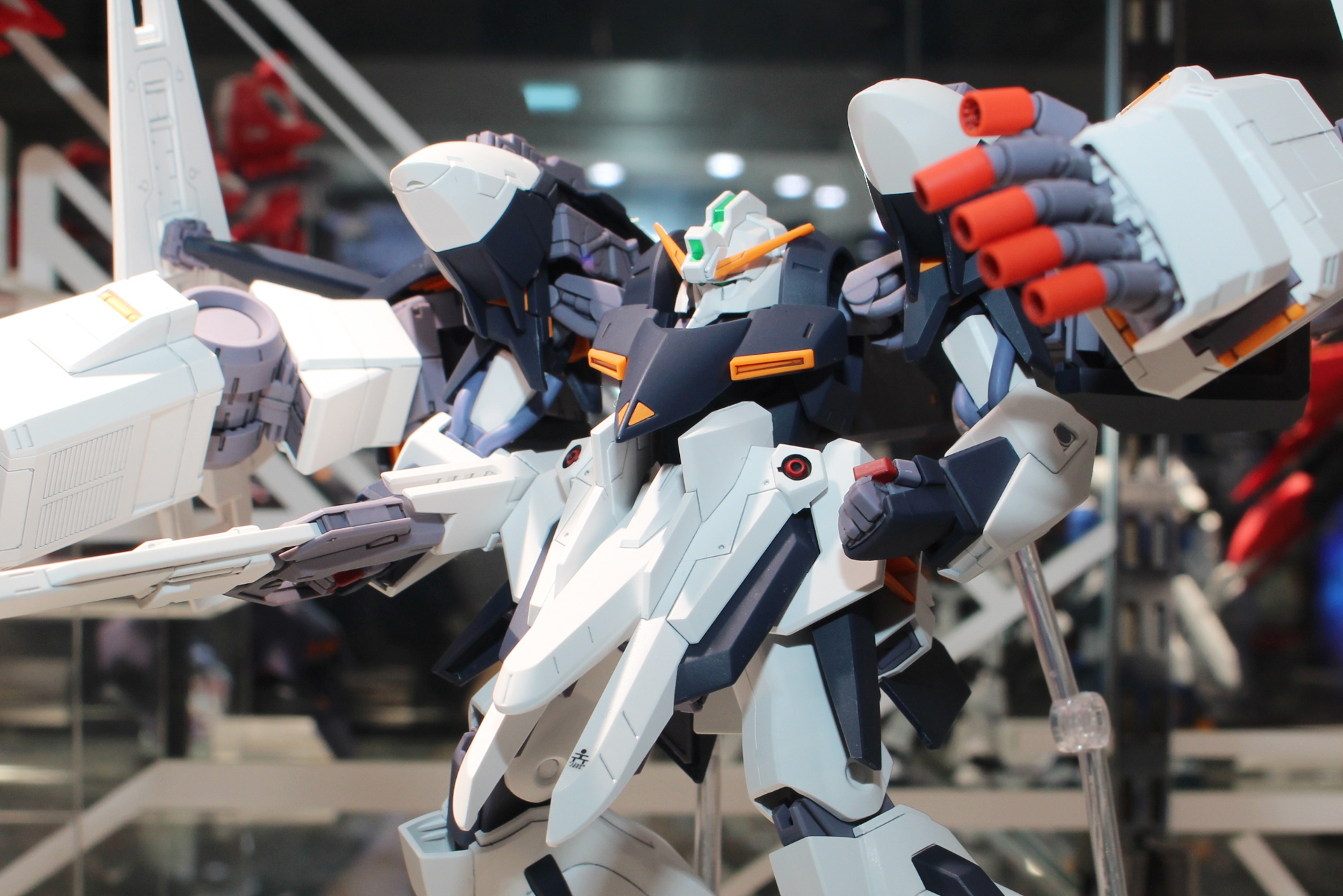 写真の作例では、頭部はガンダムタイプを使用している