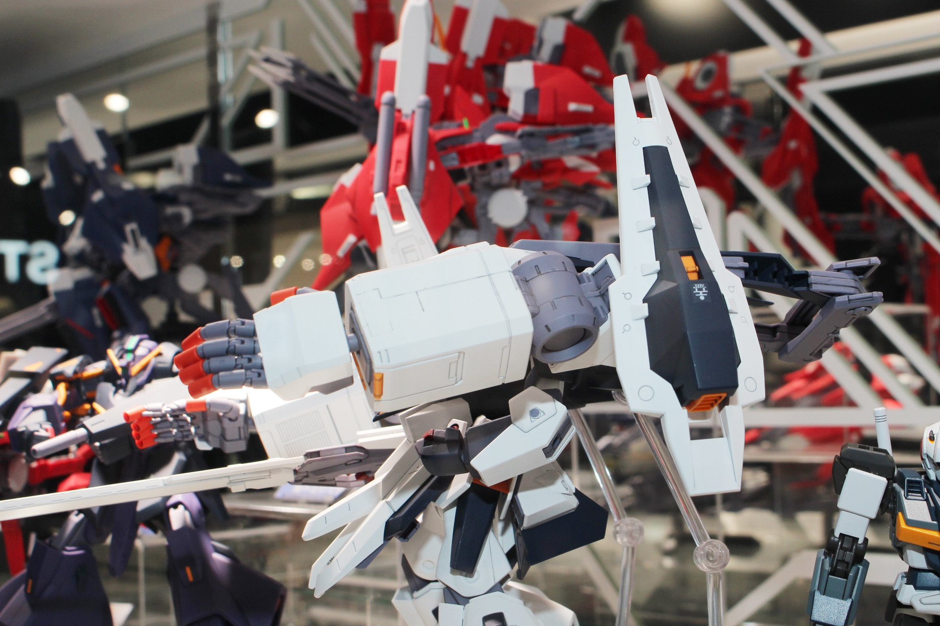 ガンダムTR-1［ヘイズル改］などが装備したシールド・ブースターは2枚付属