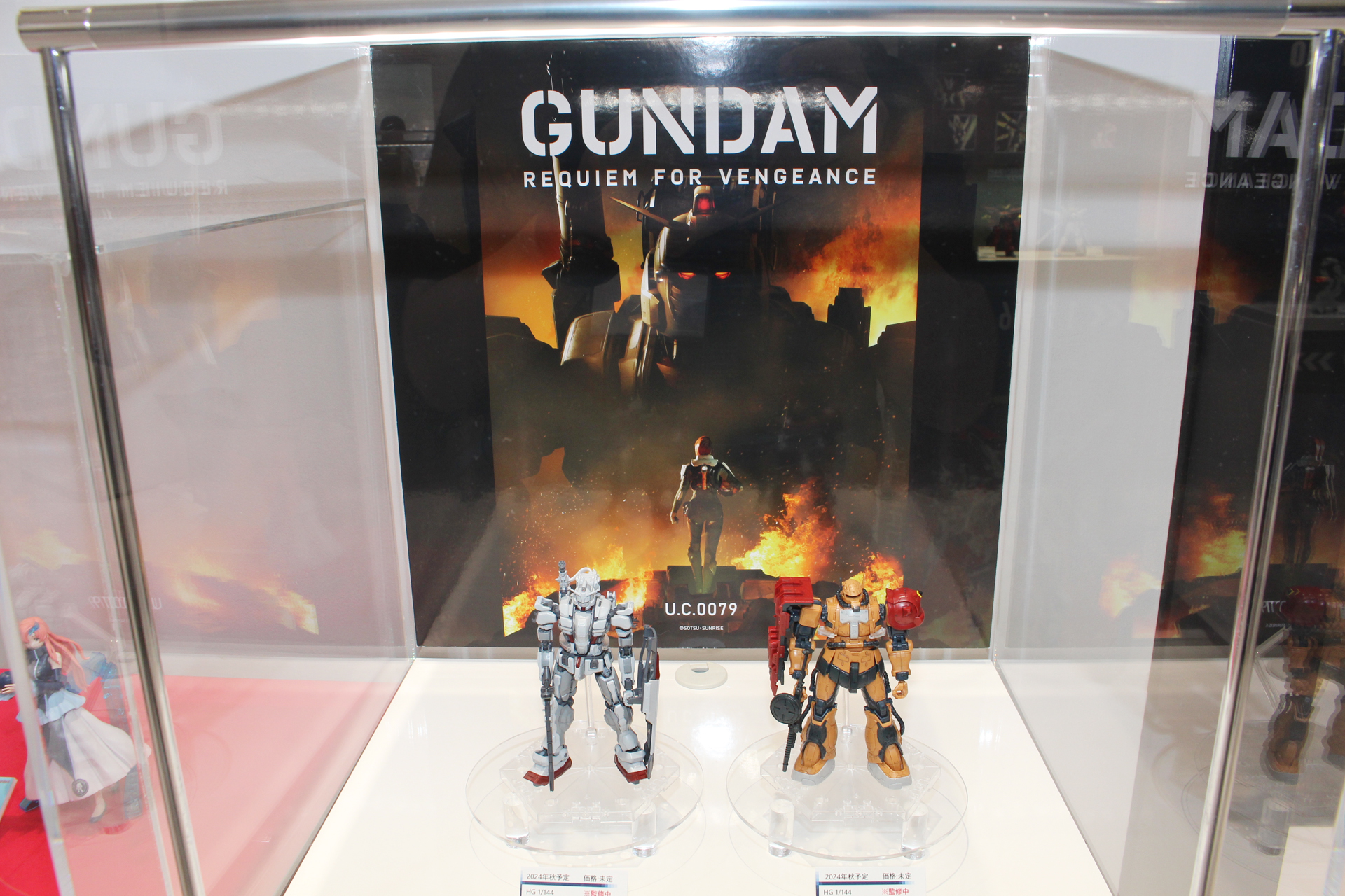 ガンダムベース東京の「機動戦士ガンダム 復讐のレクイエム」展示コーナー。後ろに見えるのは同作のメインビジュアル
