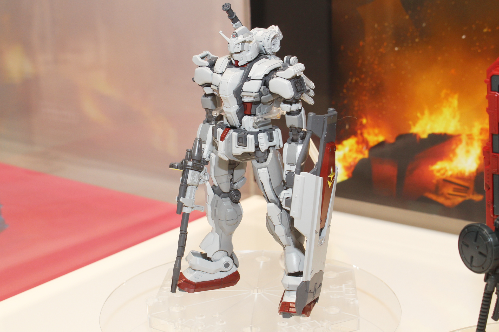 “白い悪魔”とあだ名されるガンダムEX。精悍さよりも不気味さを感じる雰囲気も。ストーリーや設定を見る限りは、敵として登場するようだが、果たして……!?