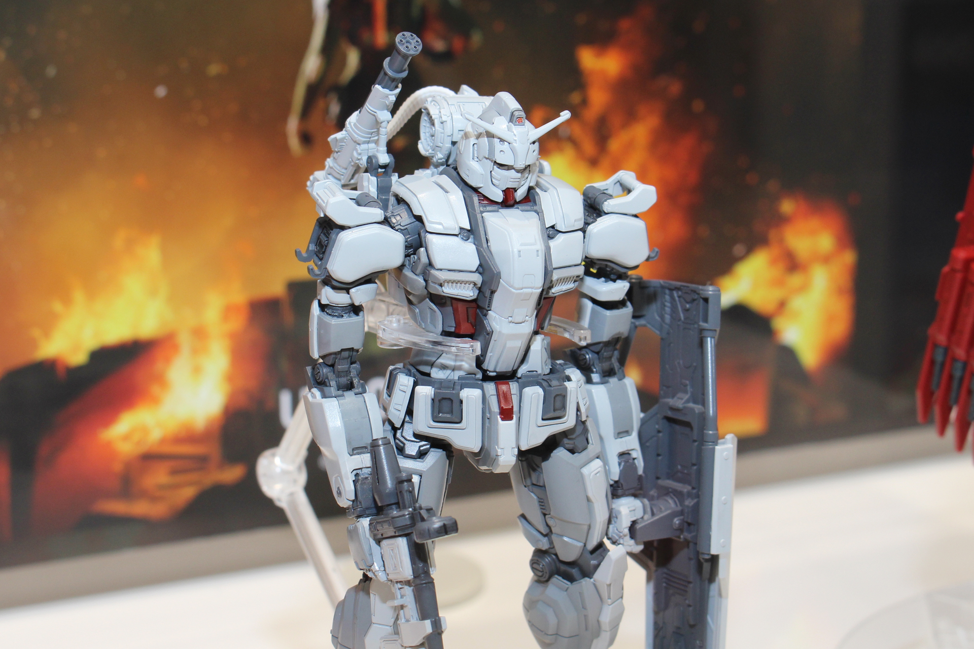 “白い悪魔”とあだ名されるガンダムEX。精悍さよりも不気味さを感じる雰囲気も。ストーリーや設定を見る限りは、敵として登場するようだが、果たして……!?