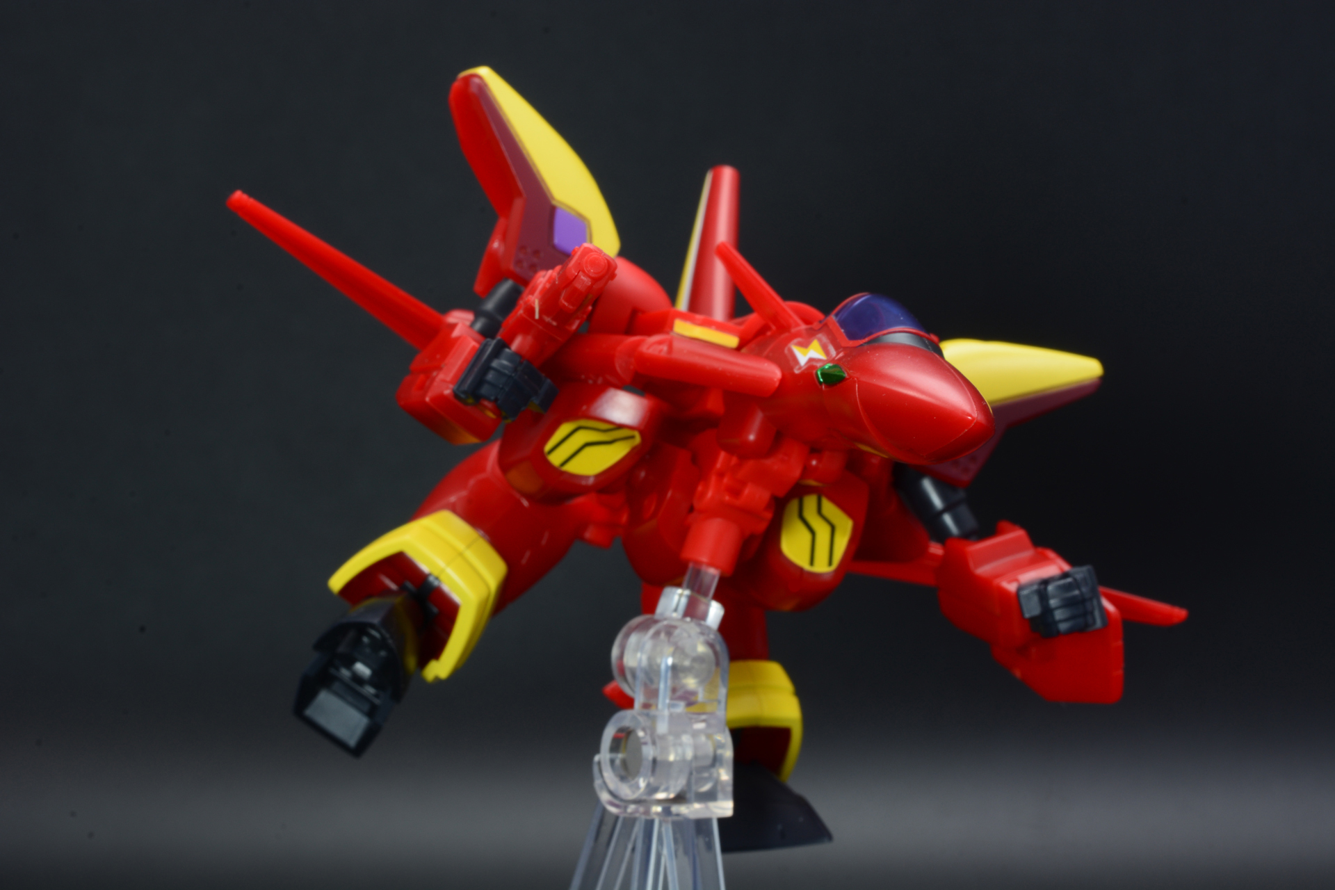 ファイター、ガウォーク、バトロイド。デフォルメされているが、しっかり3段変形する