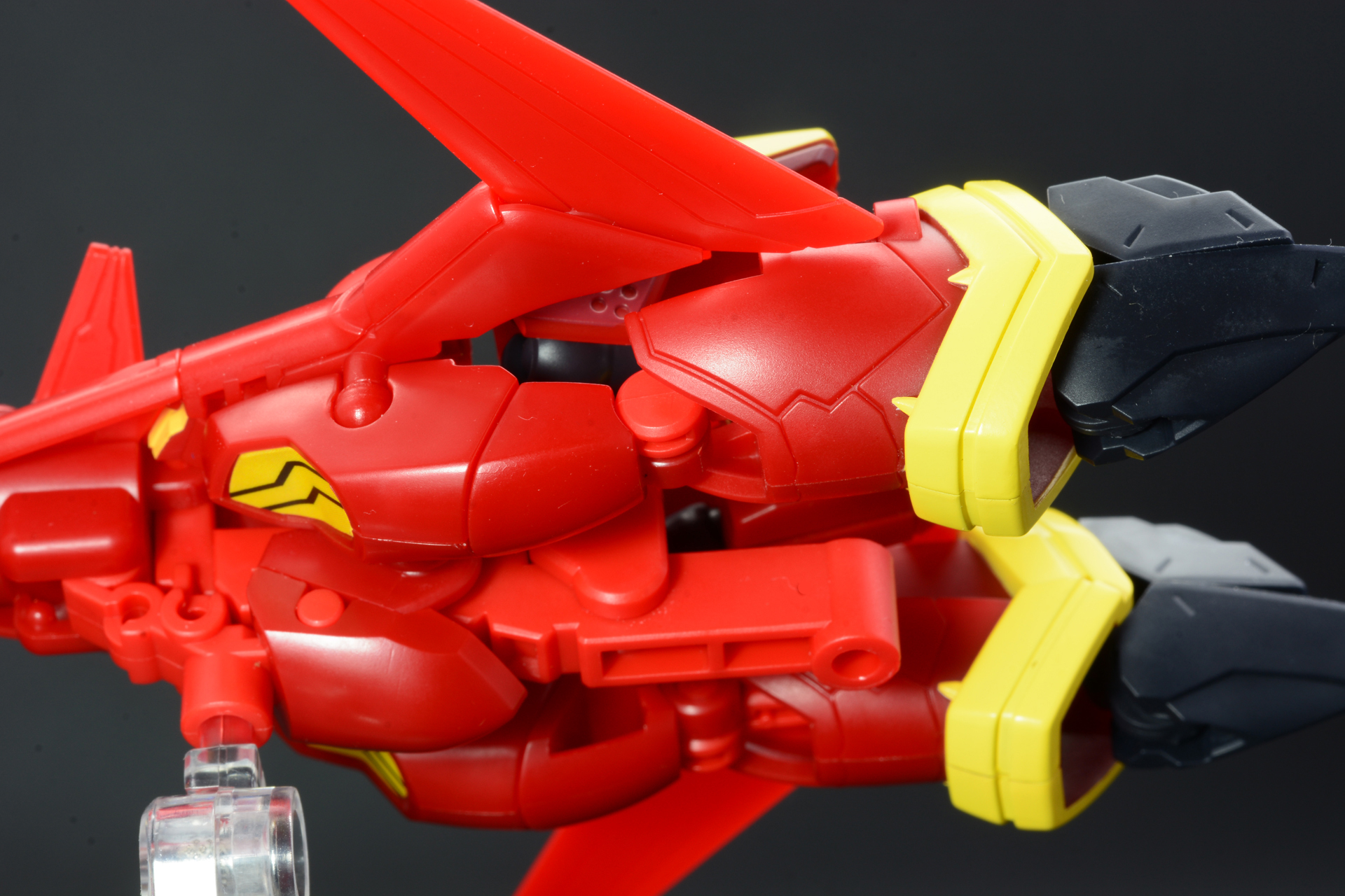 足を引き伸ばし、鳥足形の逆関節に足を折り曲げる