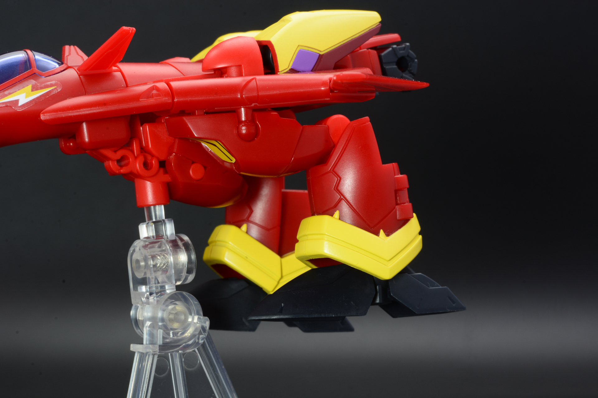 足を引き伸ばし、鳥足形の逆関節に足を折り曲げる