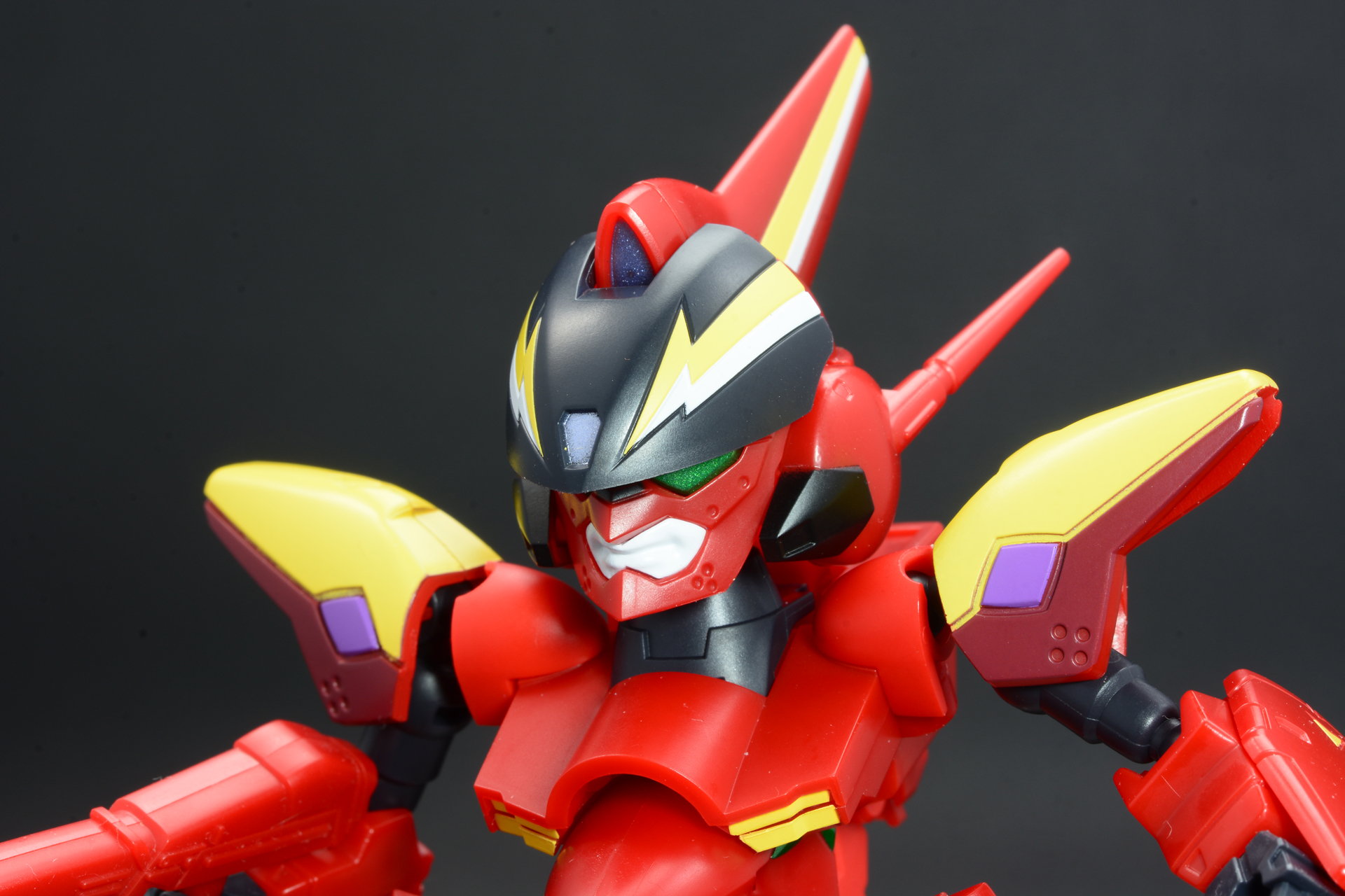 頭部パーツ取り付け。ファイヤーバルキリーの頭部デザインをしっかりチェックできる