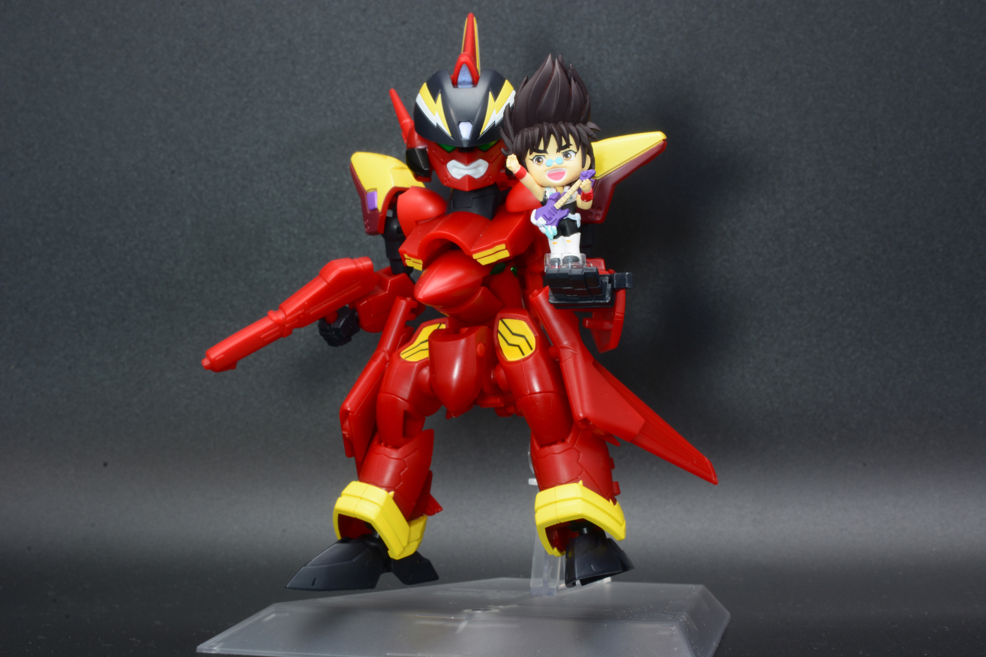 バルキリーとキャラクターフィギュアを合わせて飾れるのが「TINY SESSION」シリーズの楽しさ。ディスプレイパーツを使えば、手のひらの上にフィギュアをのせられる