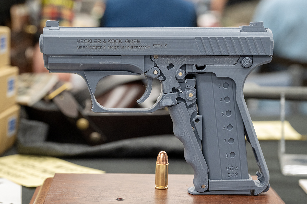 MP7P8、シングルカラム8発装填のマガジンを備える