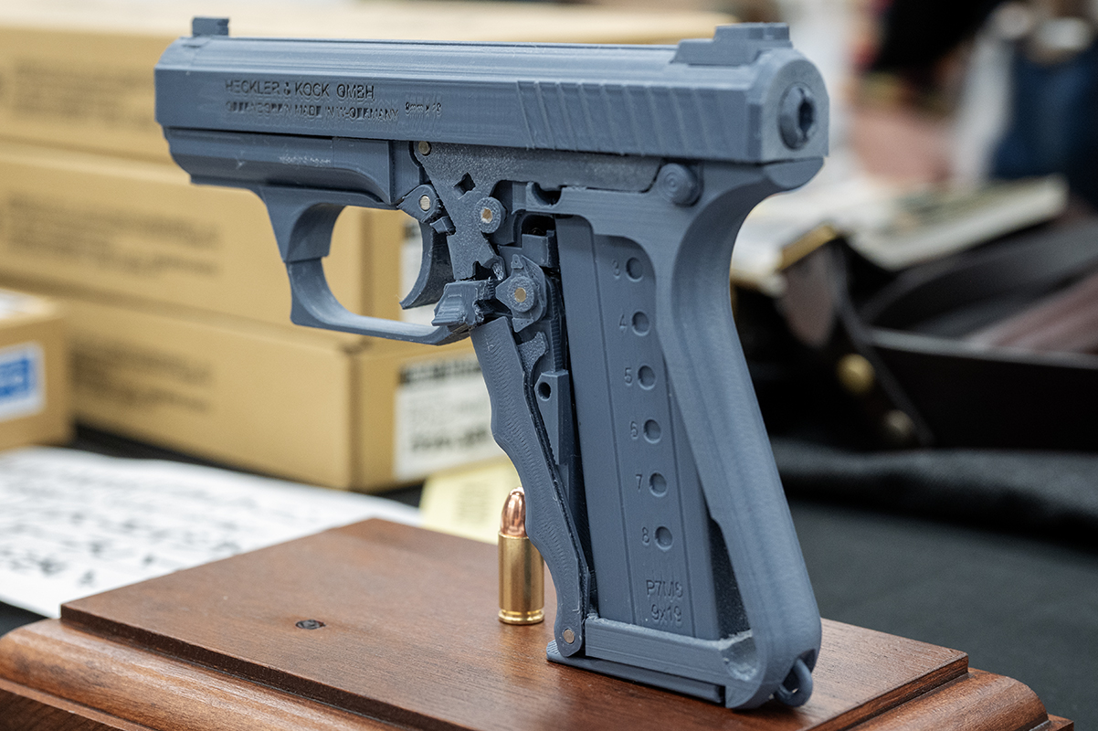 MP7P8、シングルカラム8発装填のマガジンを備える