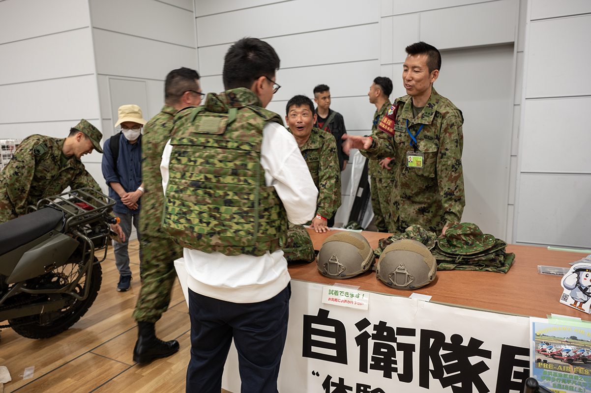 防弾ベストの装着体験