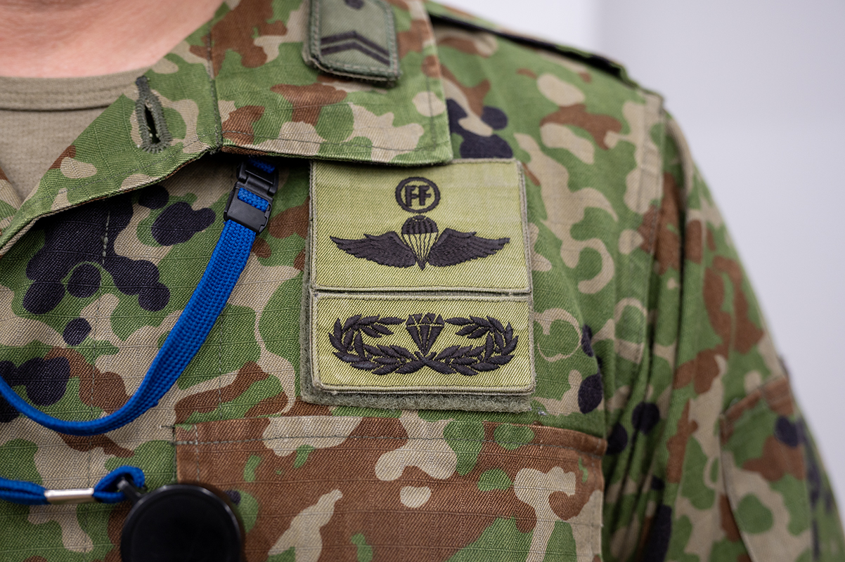 本物の空挺部隊の装備、自由降下徽章とレンジャー徽章を間近に見れる