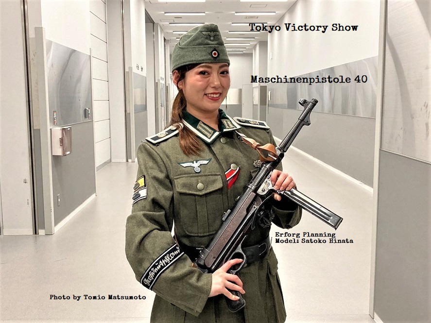 松栄製作所のポストの写真。さとこさんが構えているのが新作のMP40のモデルガンだ