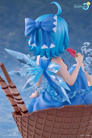 アイスクリームの上に座るチルノ！ 「東方Project」よりフィギュア