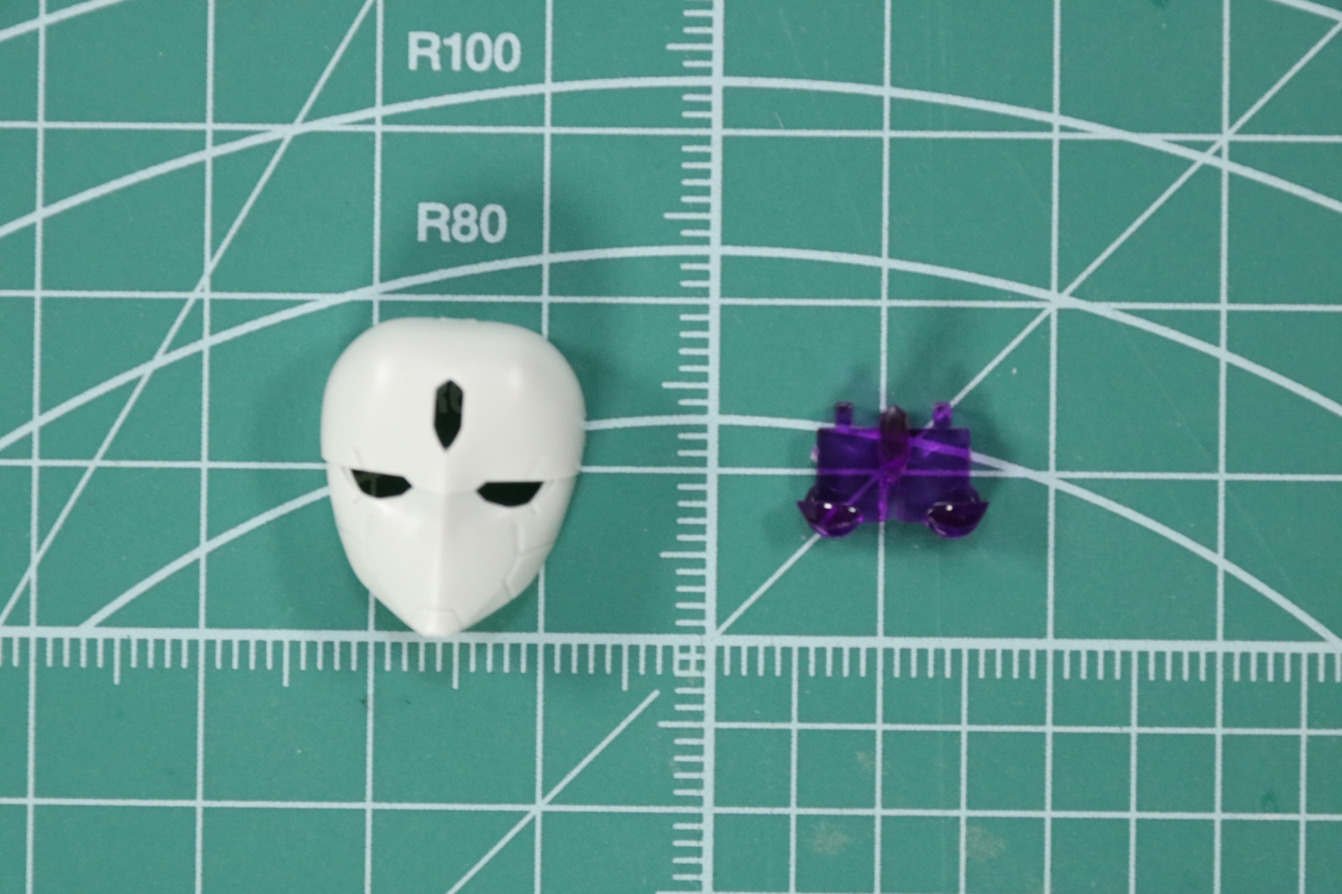 素体のマスクパーツは内側にパープルクリアのパーツをはめ込む