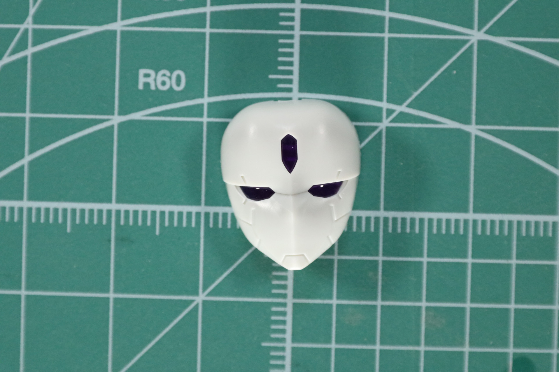 素体のマスクパーツは内側にパープルクリアのパーツをはめ込む