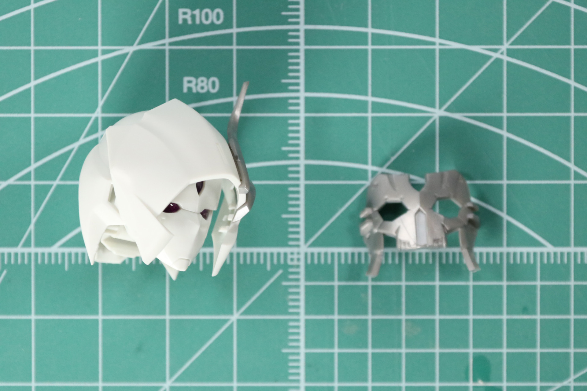 スカルマスクは脱着が簡単で遊びやすい仕様となっている