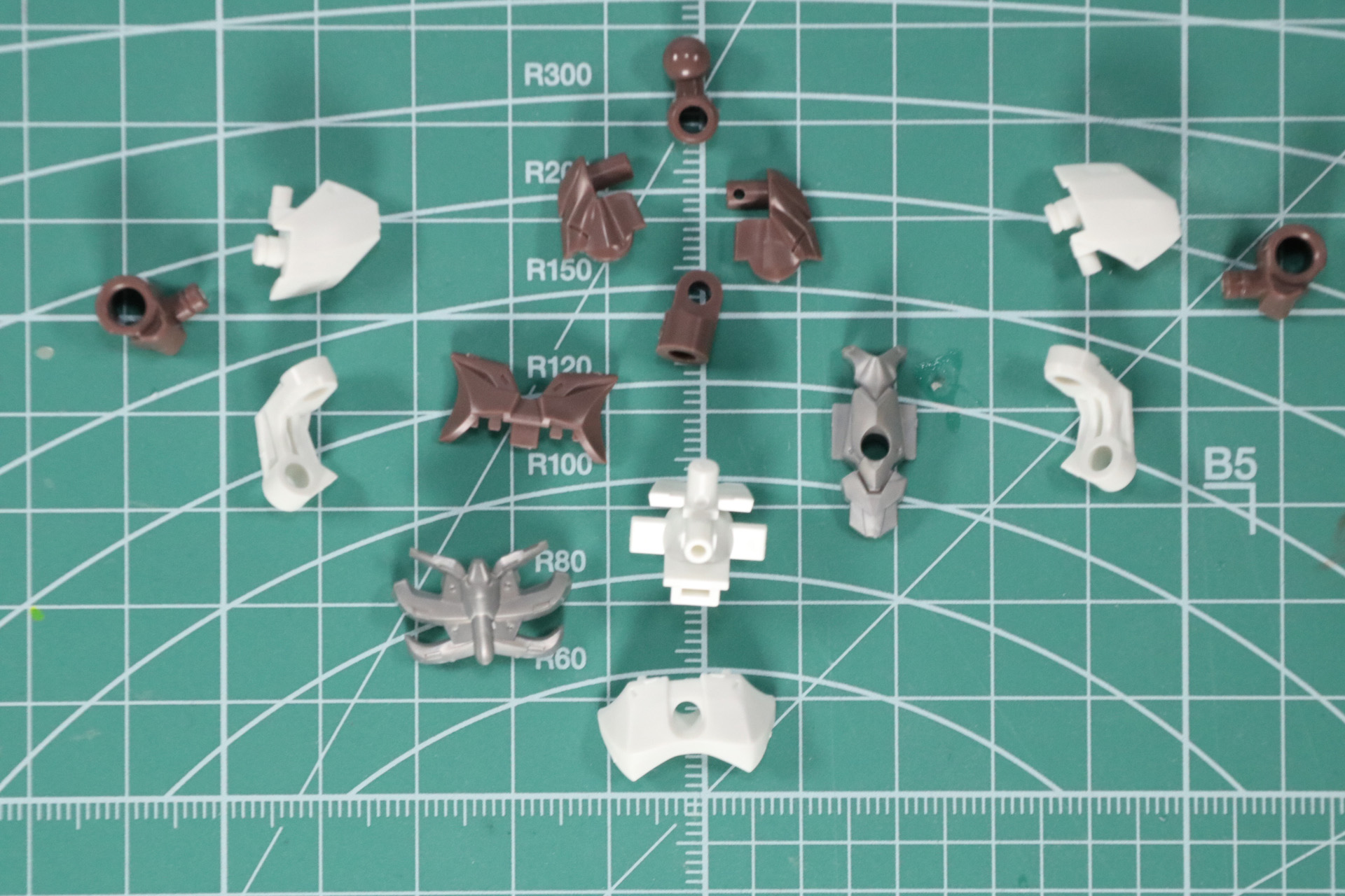 胸部組み立ては細かなパーツ構成となっており、肩の幅広い可動機構を備えている