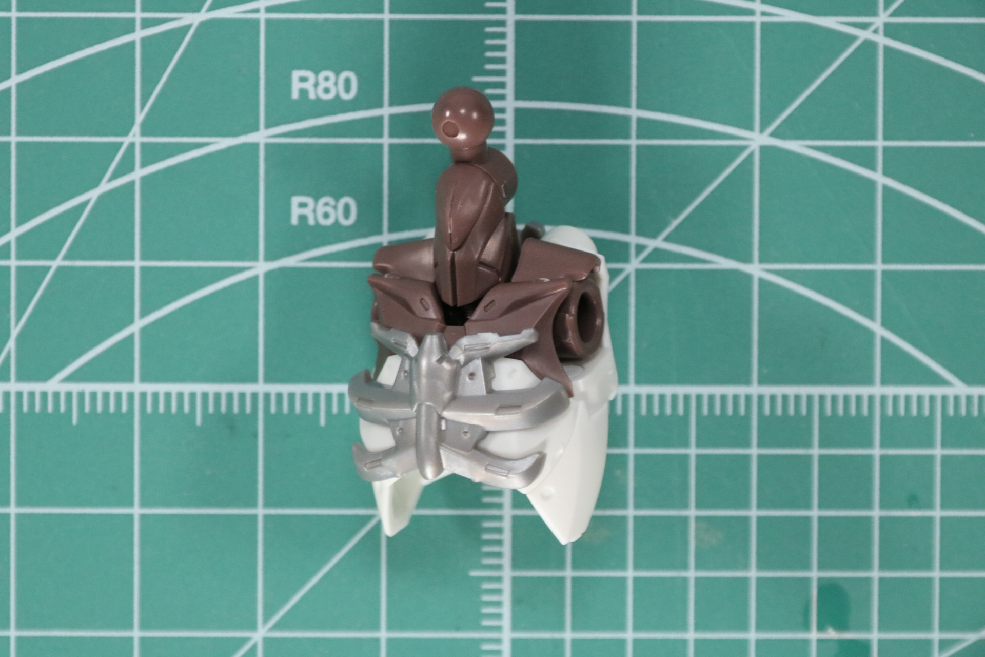 胸部組み立ては細かなパーツ構成となっており、肩の幅広い可動機構を備えている