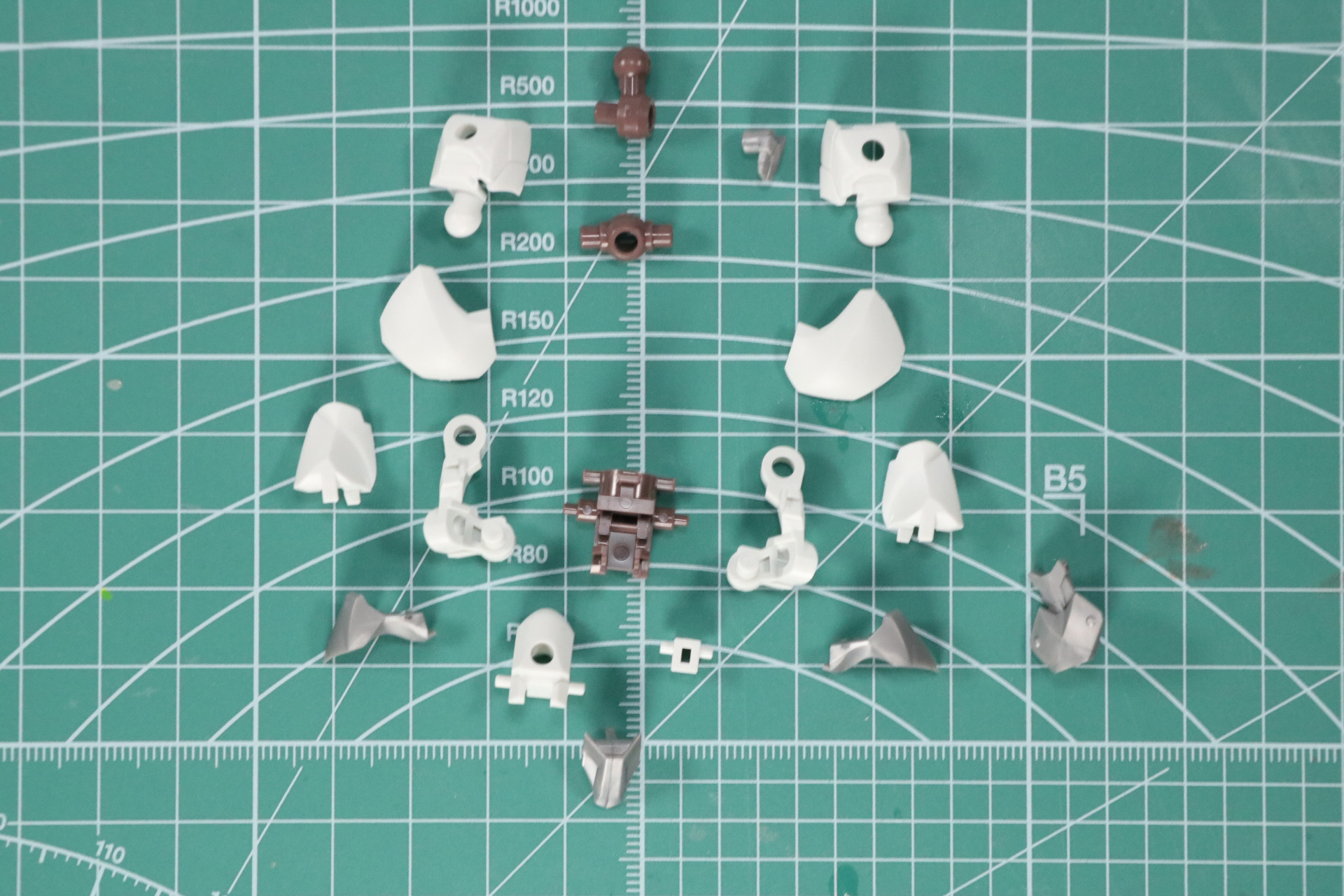 腹部、腰部の組み立て。腰部は股関節部分が左右独自に可動する構造となっている