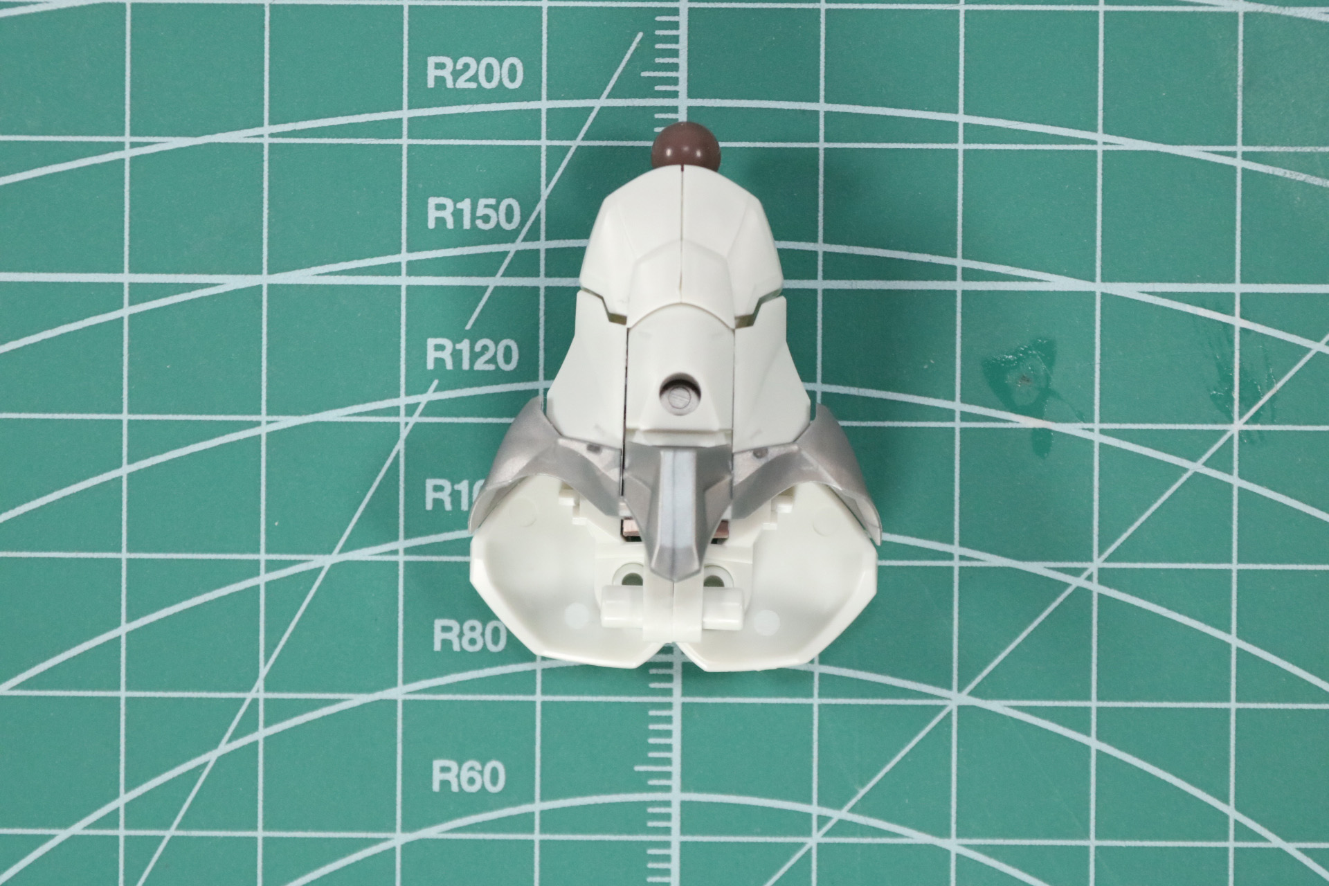 腹部、腰部の組み立て。腰部は股関節部分が左右独自に可動する構造となっている