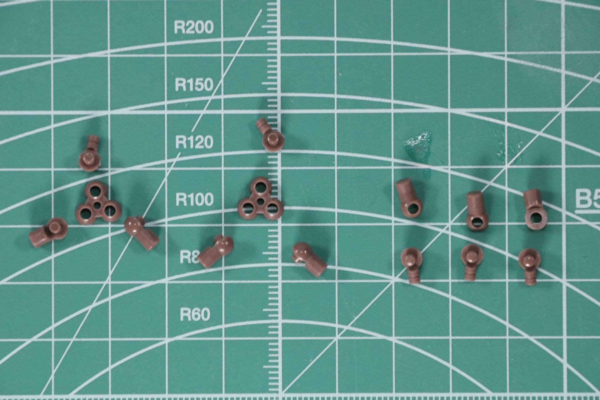 リストジョイントの組み立て。三連リストジョイントでは本体と手首、手甲パーツを繋げ、柔軟な可動を可能としている。また通常のリストジョイントもある