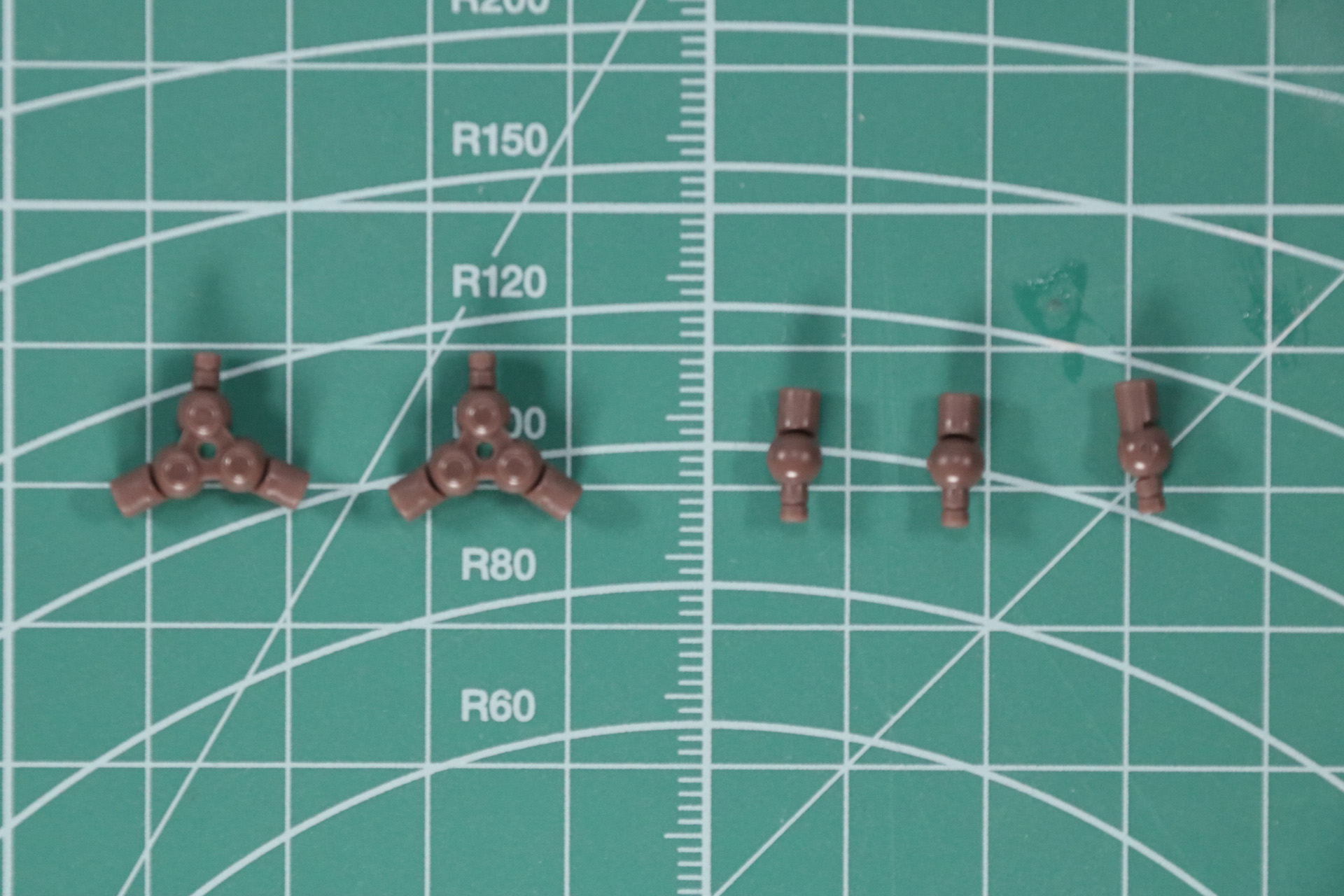 リストジョイントの組み立て。三連リストジョイントでは本体と手首、手甲パーツを繋げ、柔軟な可動を可能としている。また通常のリストジョイントもある