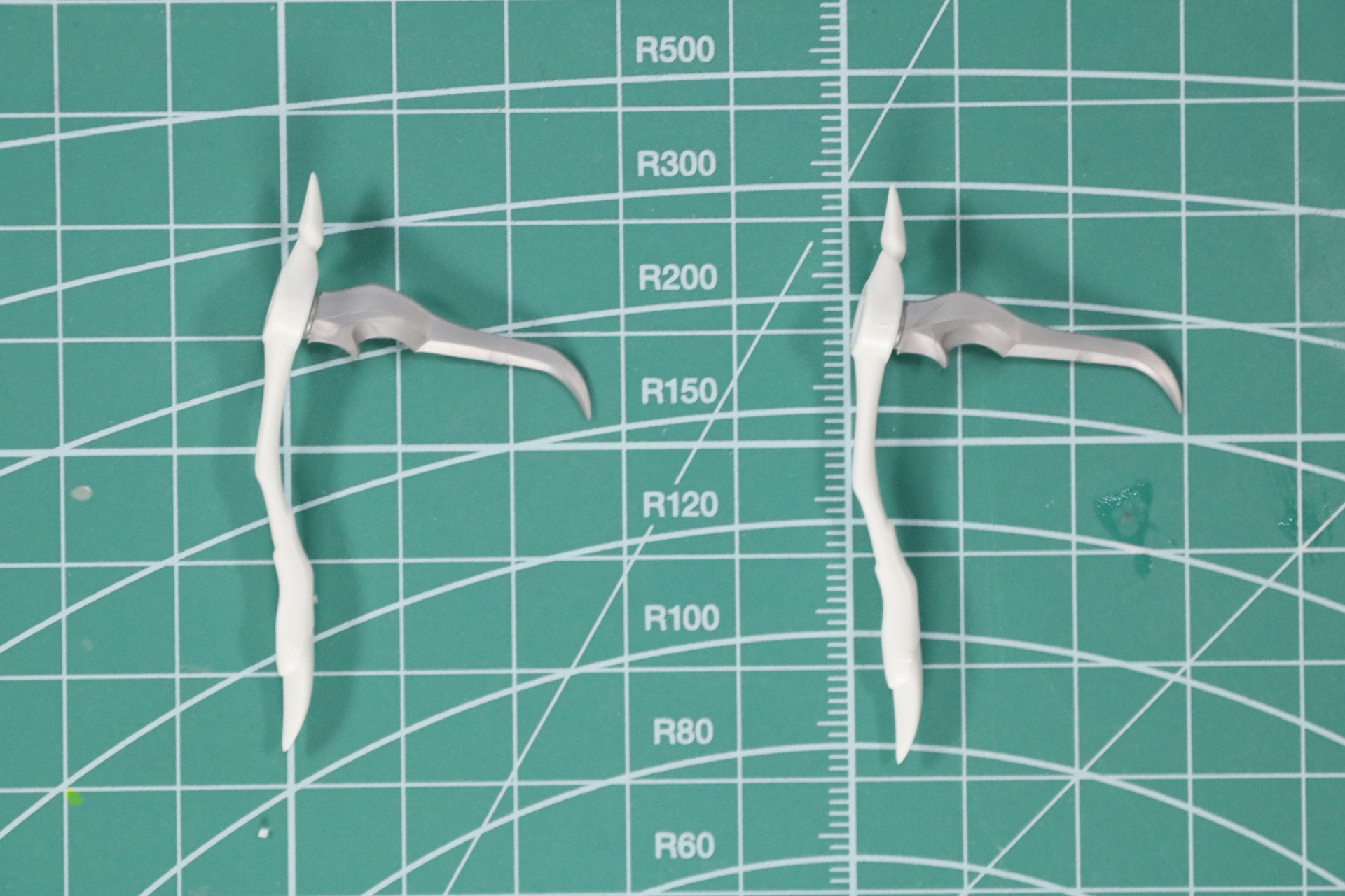 持ち手と刃を合わせて完成。2本組み立てが可能