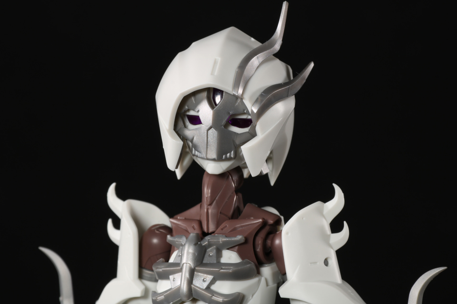 フードを被ったような特徴的な頭部