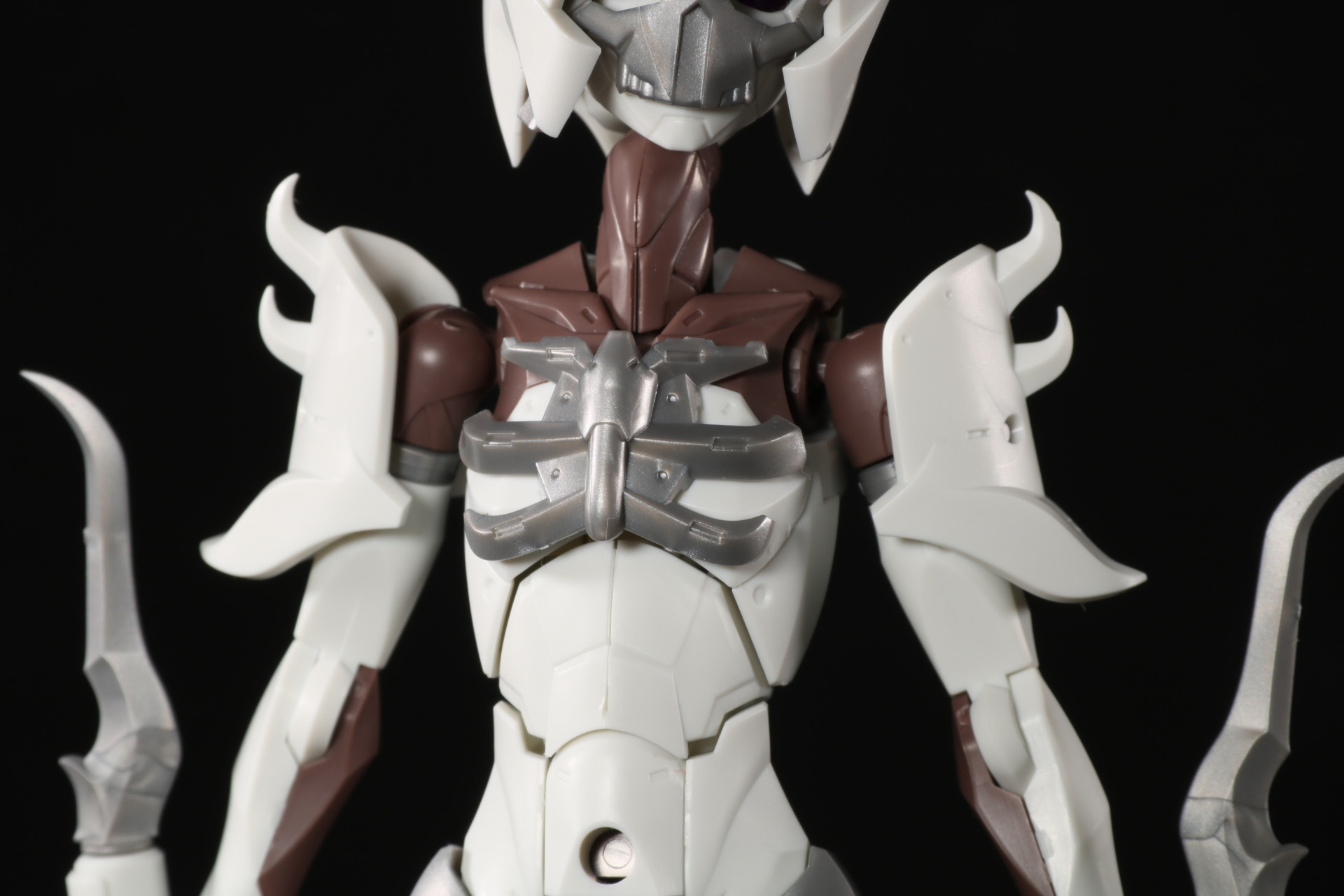 胸骨が浮き出したような有機的なデザイン