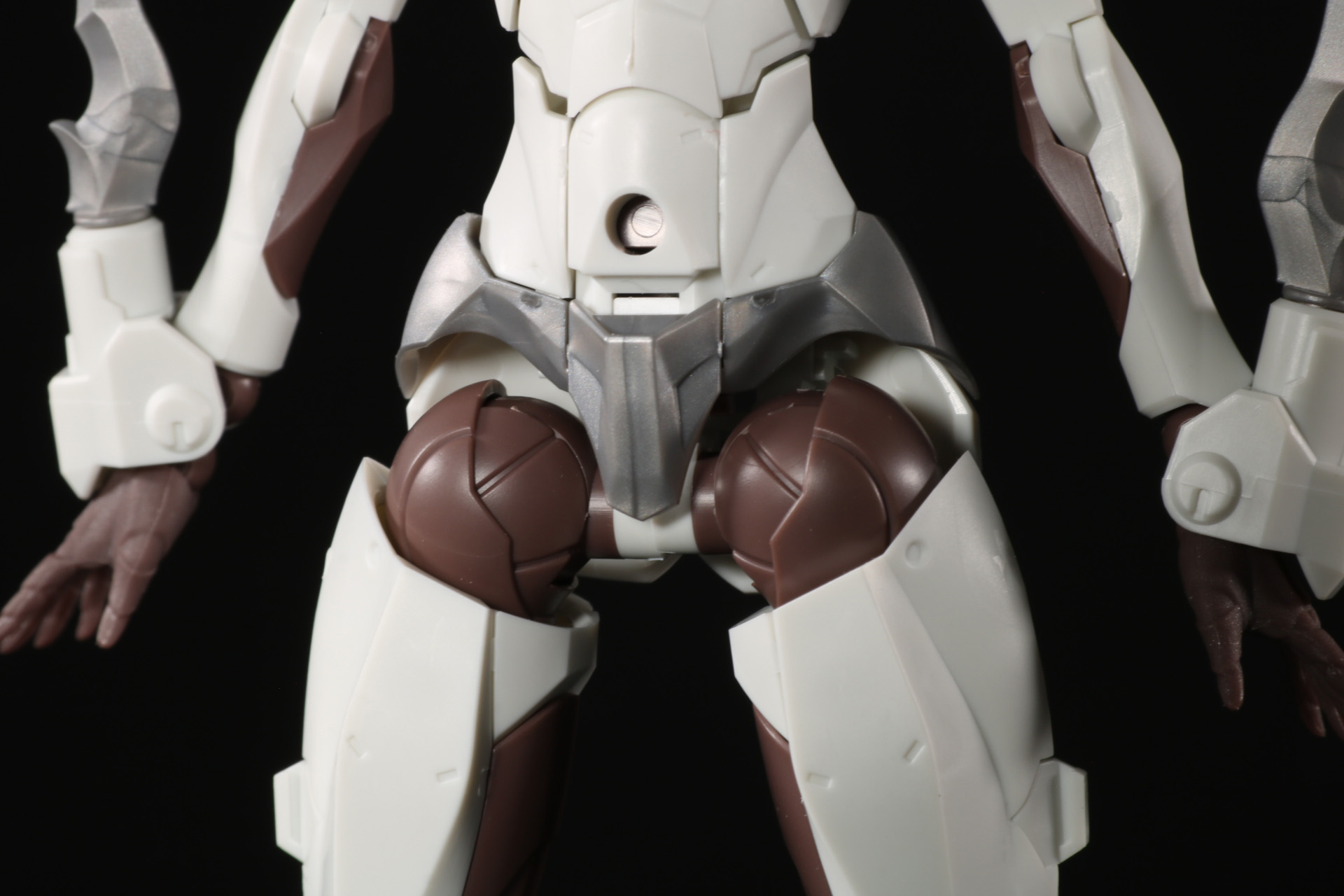 前垂れパーツも新規造形となっている