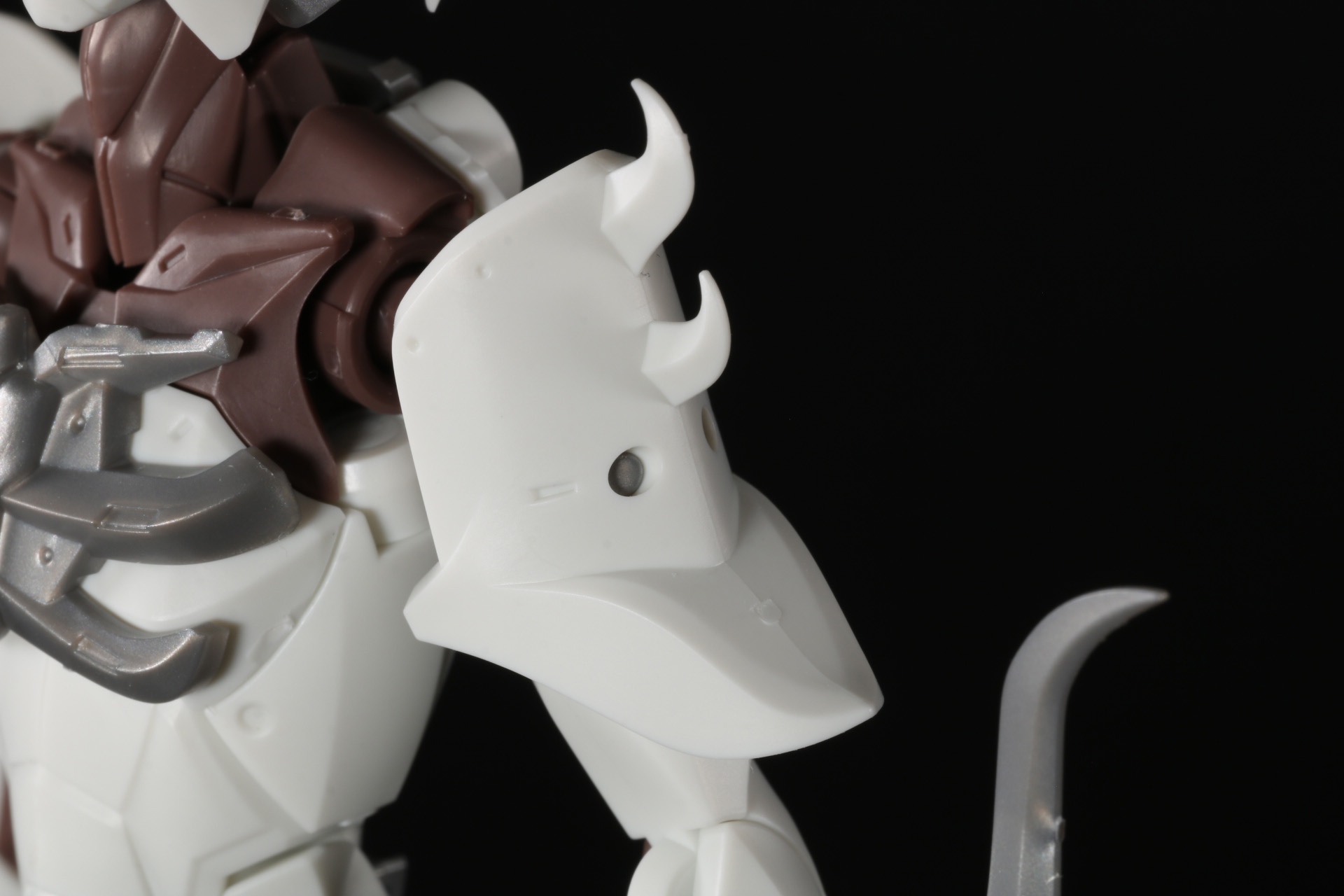 肩アーマーはかえしの入った鋭い造形