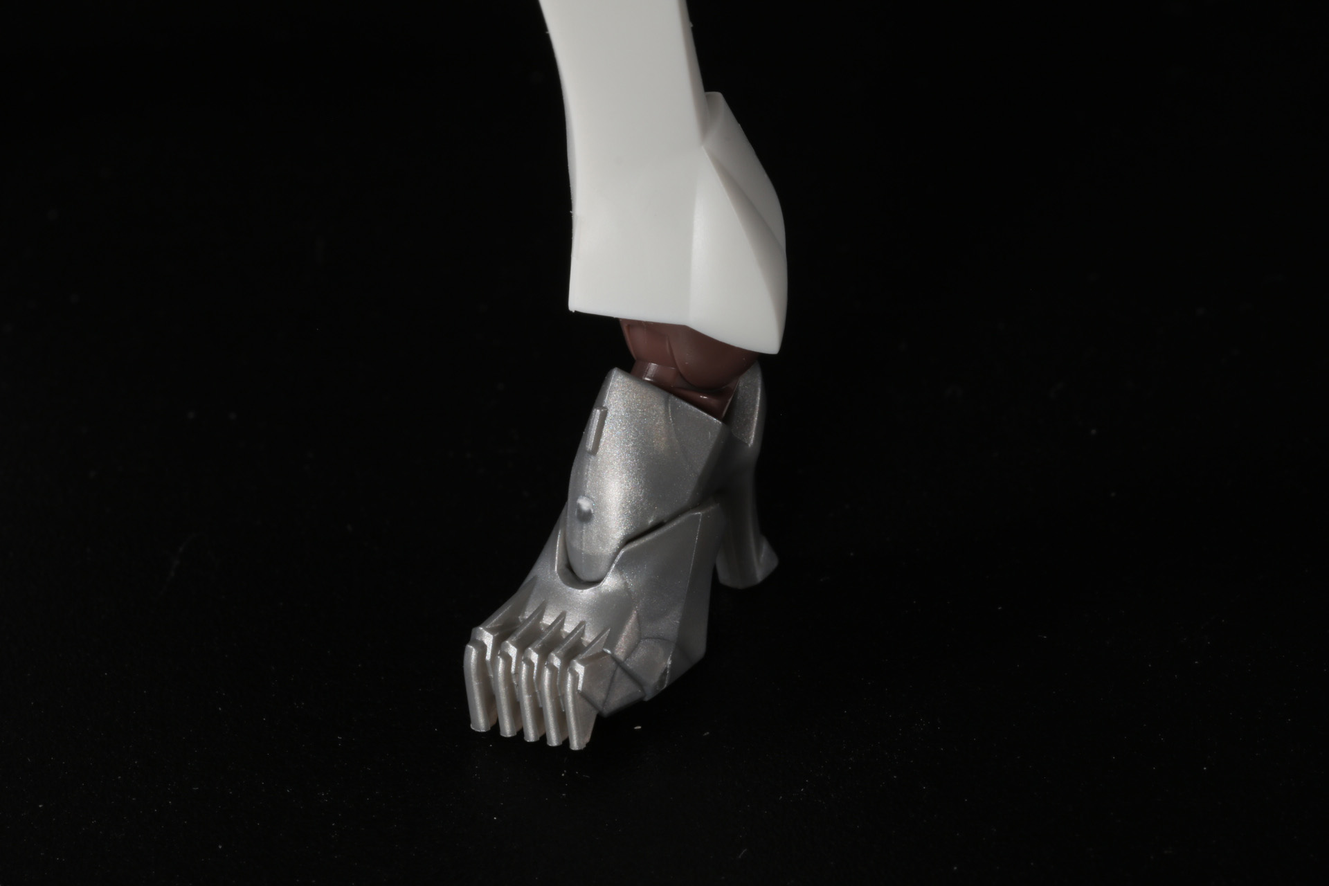 足先は指のような細かな造形