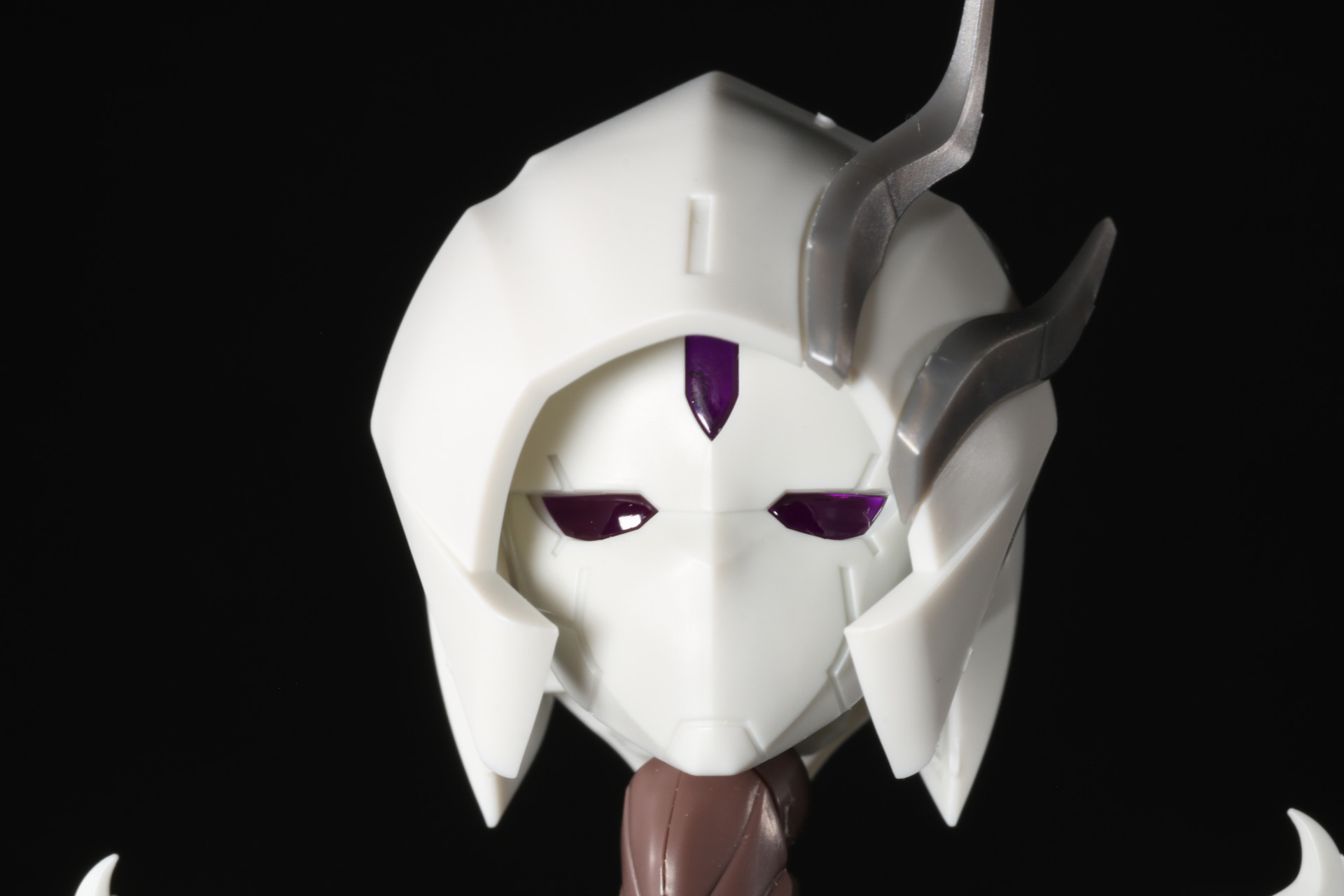 素体マスクは三つ目の造形が見える