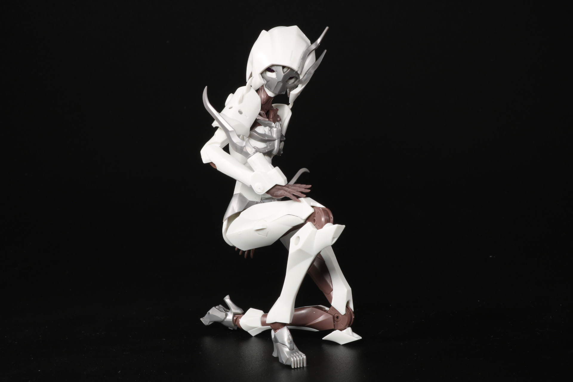 膝立ちも自然に決める