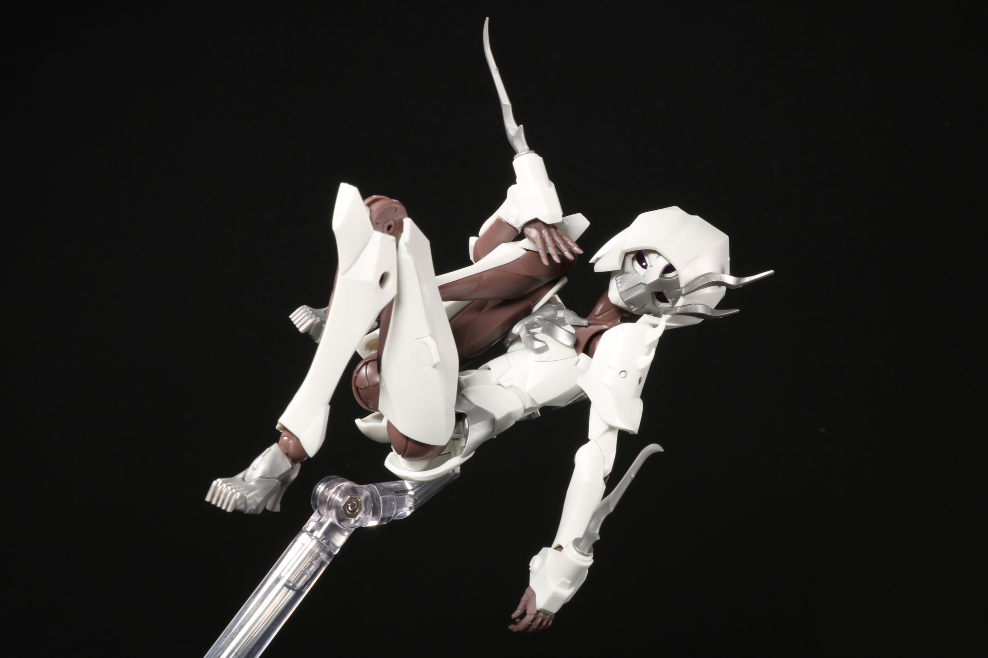 別売りの「ニューフライングベース」で宙に浮かんだようなポーズ