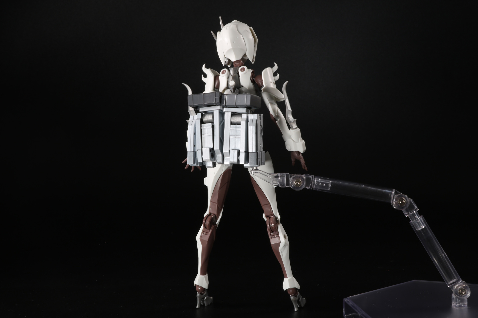 「ウェポンユニット42 フォールディングアーム」を腰に装備